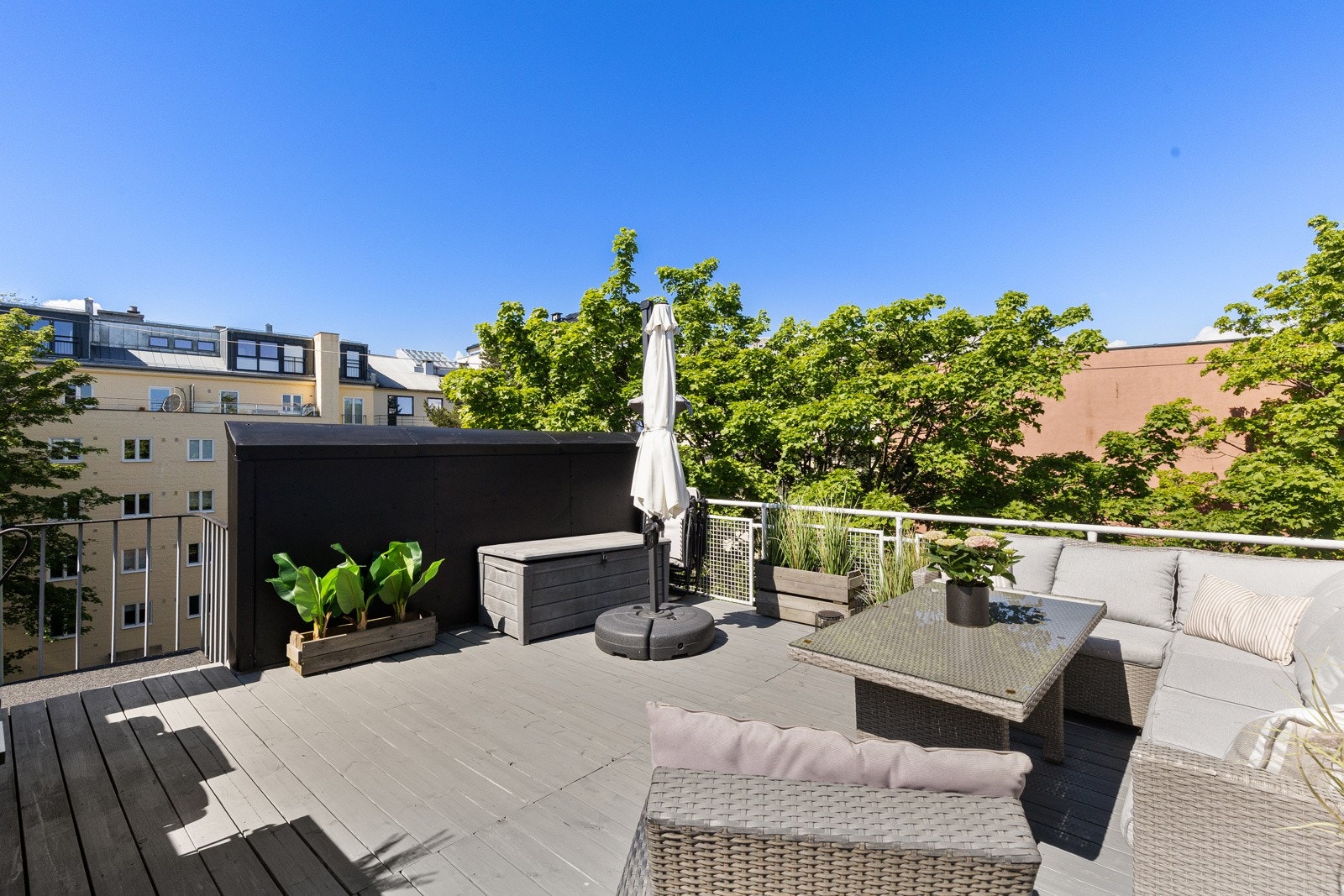 Leiligheten har bruksrett til en felles takterrasse på ca. 26 kvm som deles med én nabo. Her får man sol store deler av dagen, og terrassen fungerer som et trivelig samlingspunkt i sommerhalvåret. Galleribilde