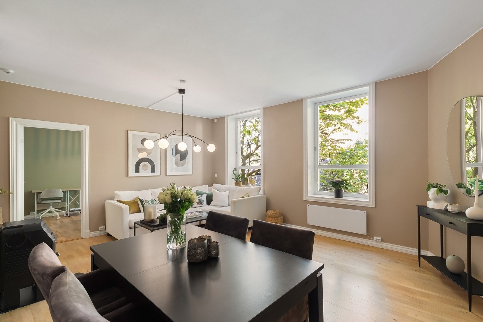 Store vindusflater sørger for rikelig med naturlig lys, og rommet har en god takhøyde på 2,73 meter som bidrar til en luftig romfølelse. Galleribilde