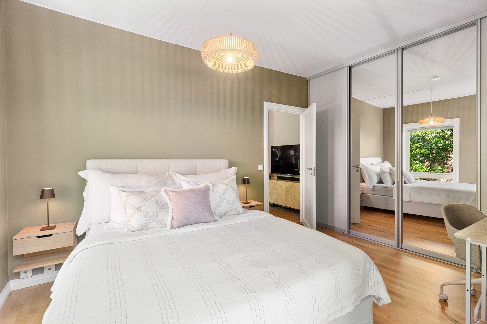 En stor skyvedørsgarderobe gir rikelig med oppbevaringsplass. Galleribilde