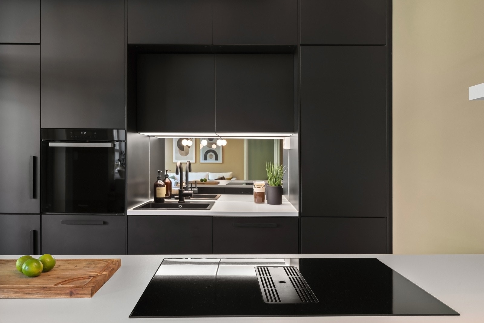 Innredningen fra Ikea ble satt inn i 2019 og består av slette, mørke fronter og benkeplate i laminat. Galleribilde