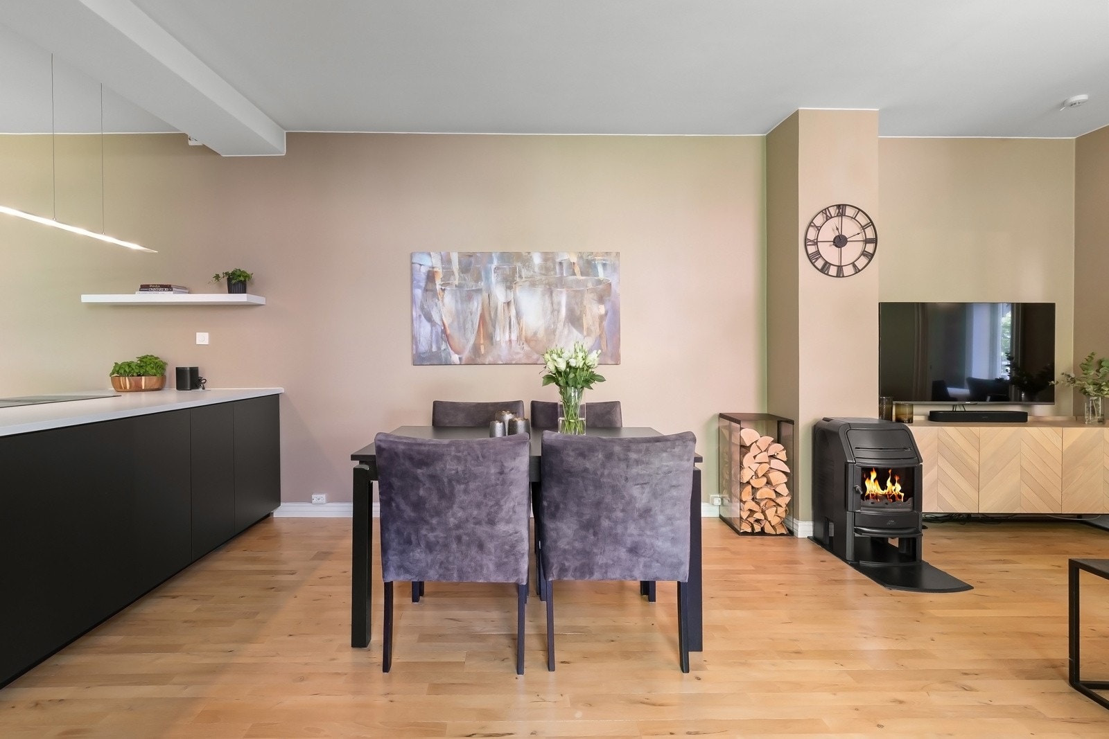 En peisovn er plassert i stuen og gir god varme på kalde høst- og vinterdager. Galleribilde