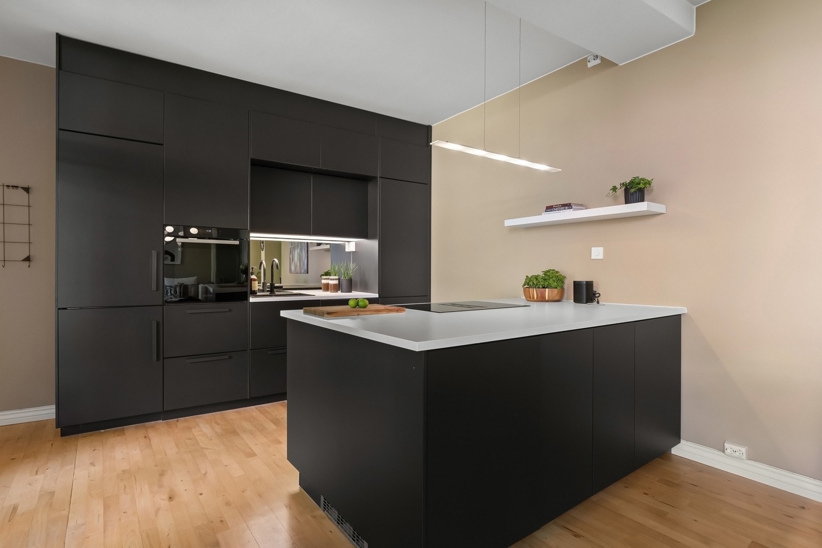 Kjøkkenet er moderne og ligger i en åpen og sosial løsning i tilknytning til stuen. Galleribilde