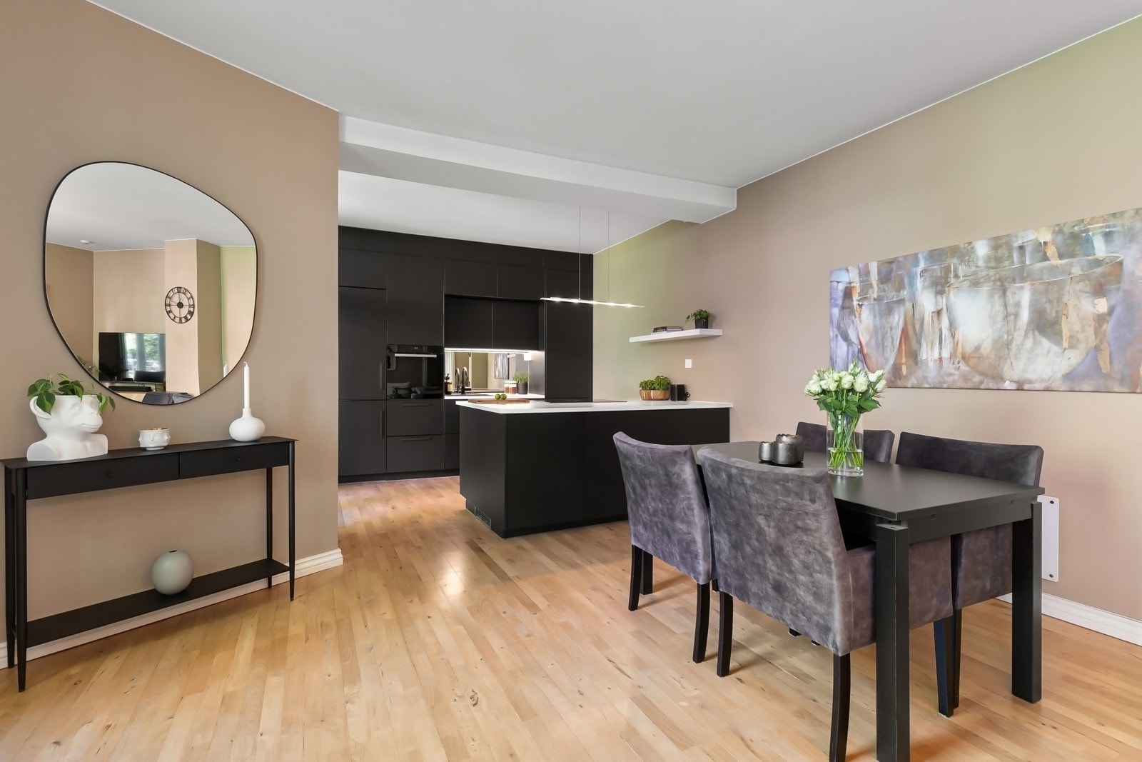 Spisebordet får sin naturlige plassering mellom stuen og kjøkkenet, noe som skaper en god flyt mellom oppholds- og matlagingssonen. Galleribilde