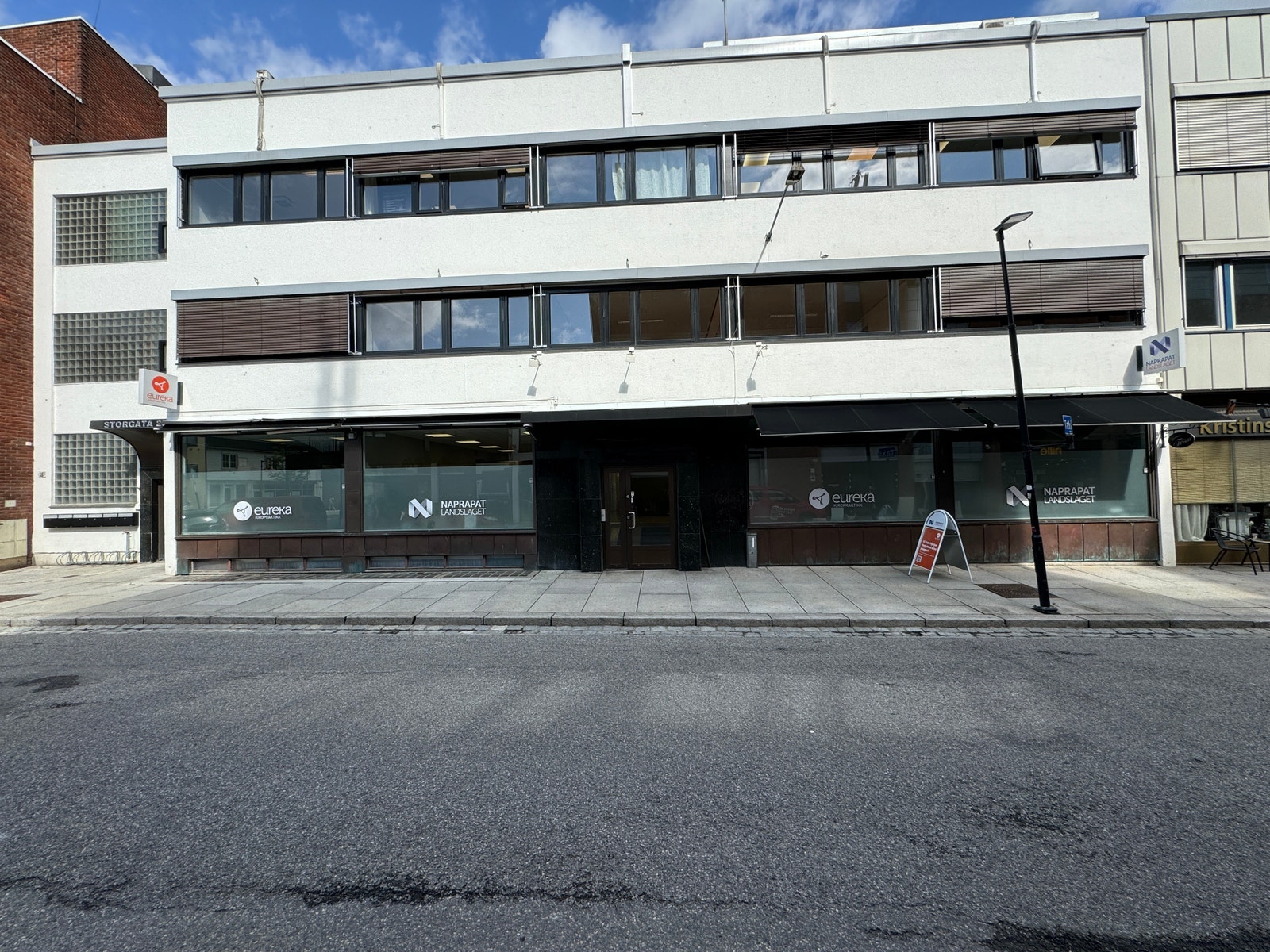 Storgata 25B med kontorfellesskap i byggets 2 og 3.etasje.
Kort vei til serveringssteder hvor man kan spise en hyggelig lunsj eller ha et kaffemøte. Galleribilde