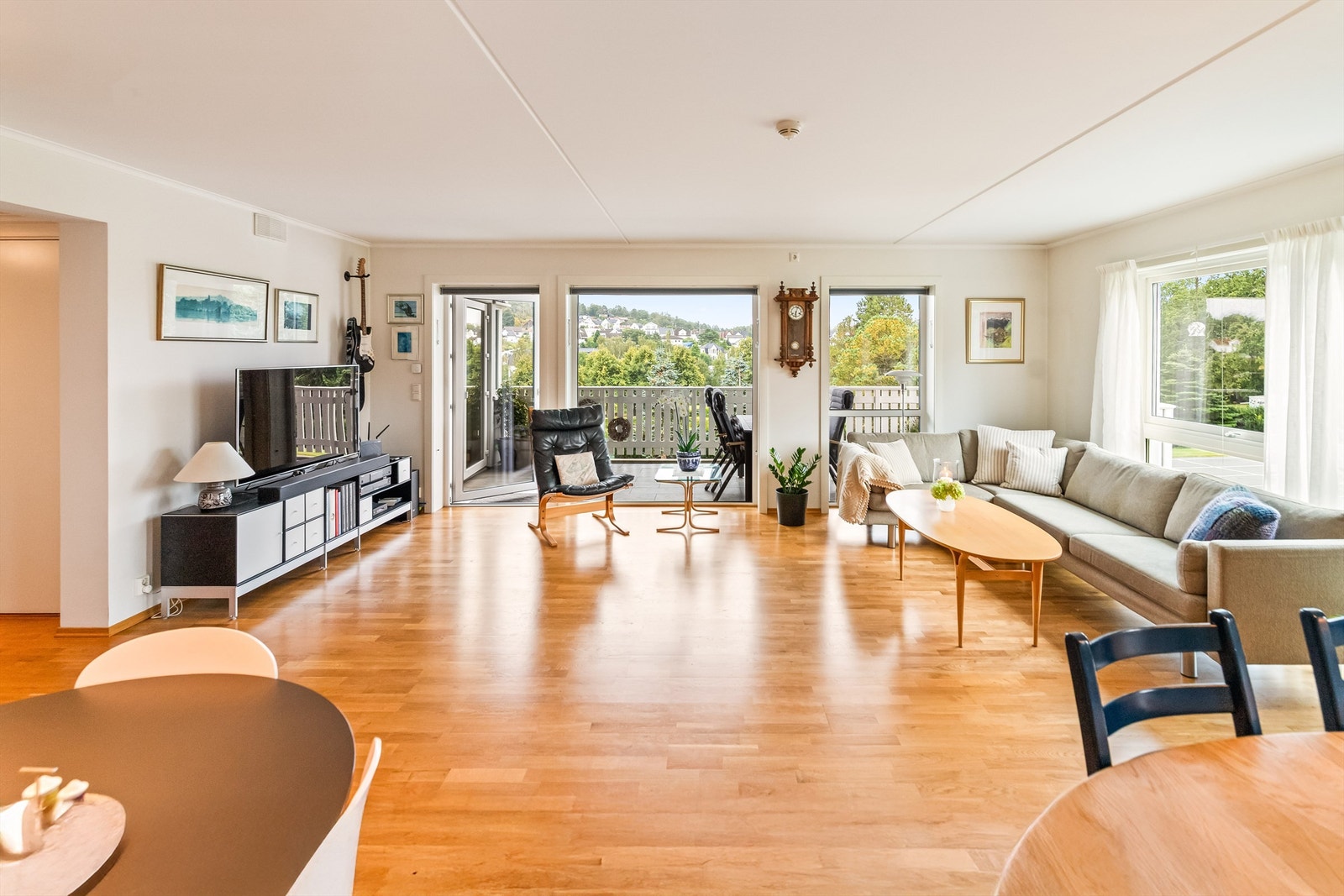 Stor og lys stue med store vindusflater Galleribilde