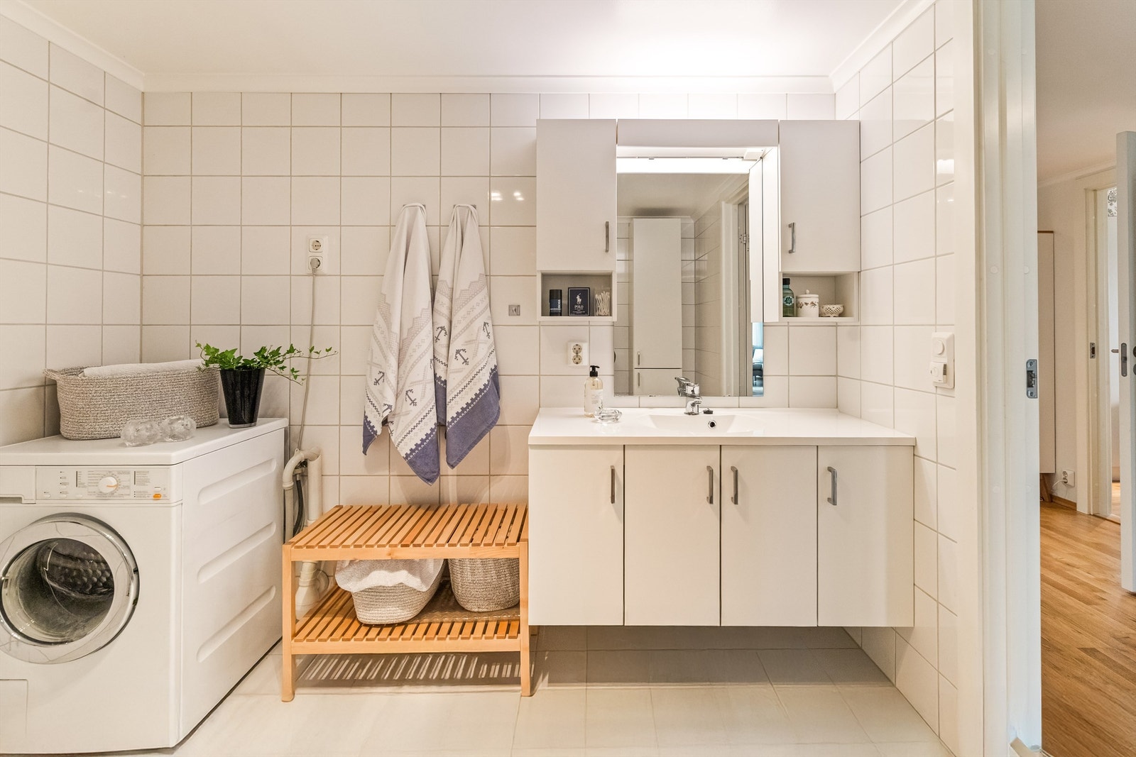 Pent, flislagt bad med opplegg til vaskemaskin. Galleribilde