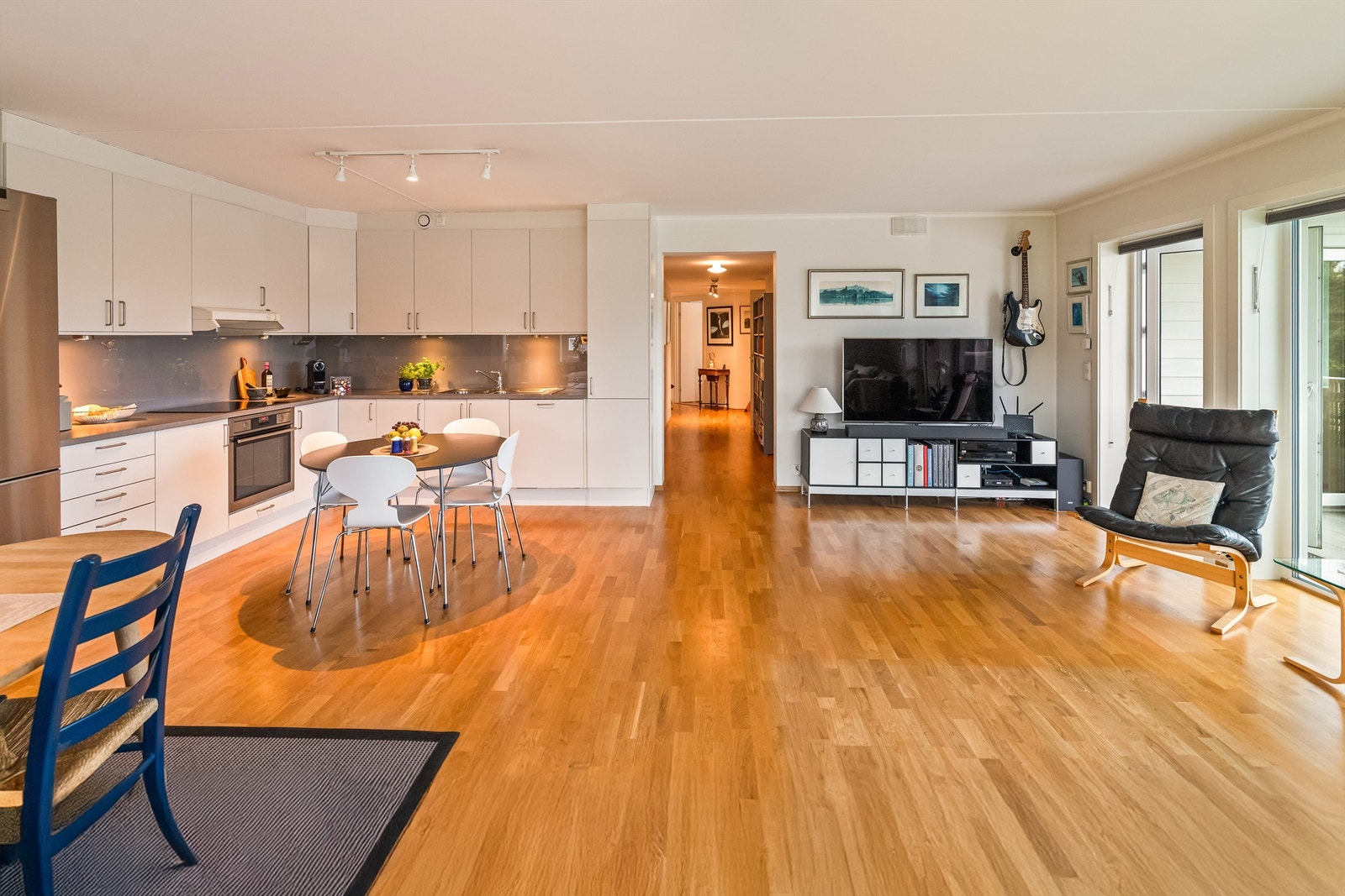 Stue/kjøkken med utgang til balkong Galleribilde