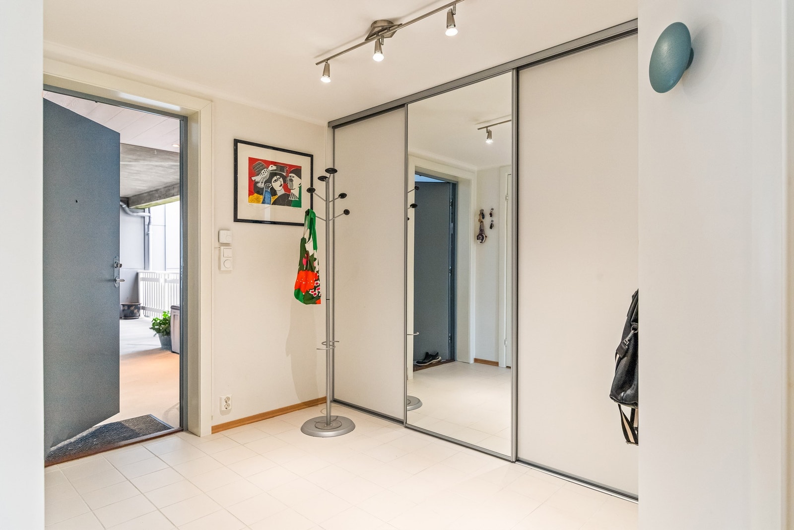 Romslig gang/entré med skyvedørsgarderobe Galleribilde
