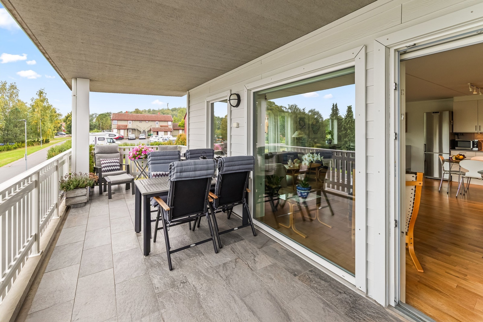 Romslig overbygget balkong ut fra stue. Galleribilde