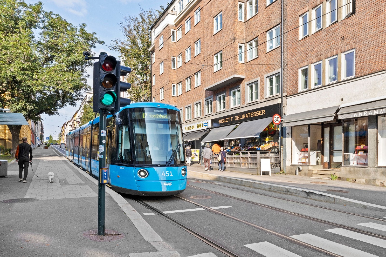 Svært gode kollektivmuligheter som tar deg raskt og enkelt rundt i Oslo og omegn. Galleribilde