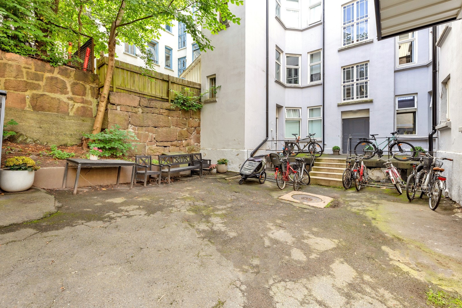 Felles bakgård med sitteplasser i rolige omgivelser og god plass til sykkelparkering. Galleribilde