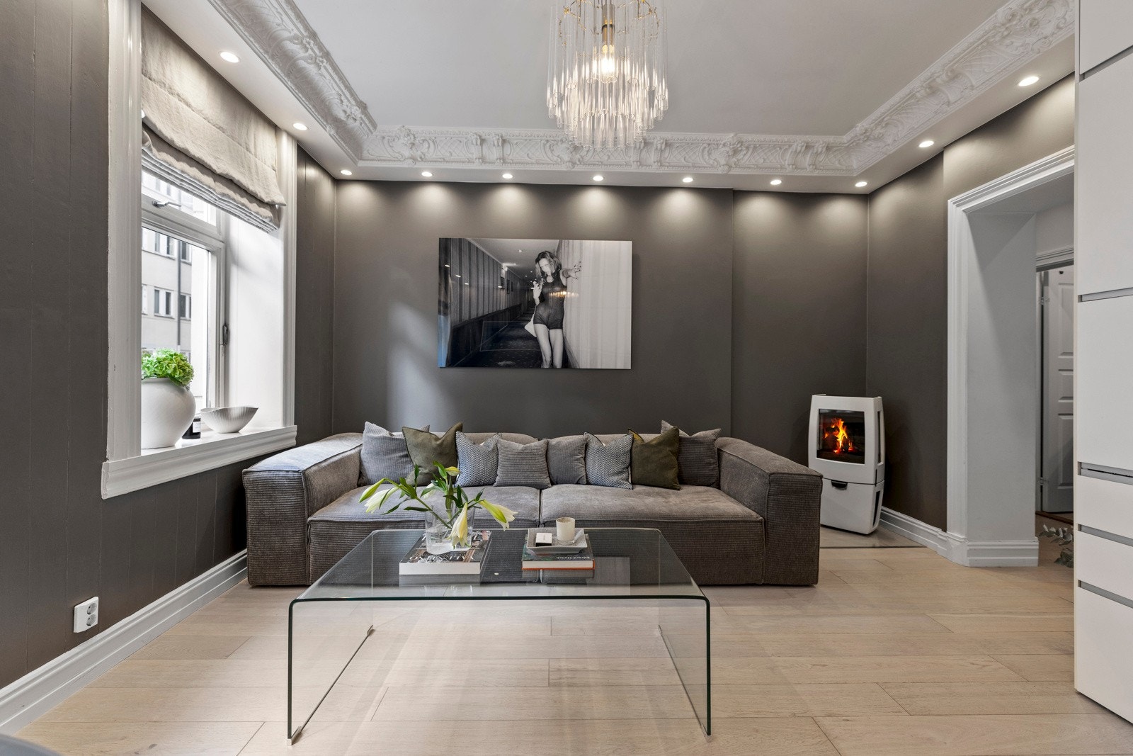 Det er gode møbleringsmuligheter i stuen, med plass til sofamøbler med tilhørende stuebord, multimedia eller annet ønskelig møblement. Galleribilde