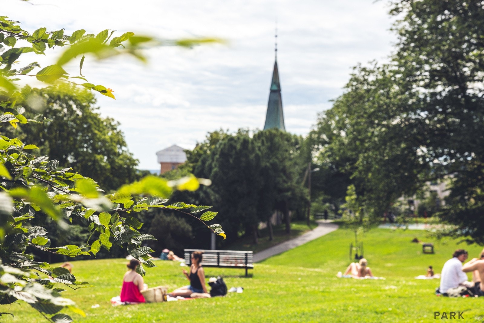 Området kan skilte med flere parker og grøntområder - Stensparken ligger kun et steinkast unna og er et naturlig samlingspunkt på sommerstid med lekeplasser, plener og uteservering. Galleribilde