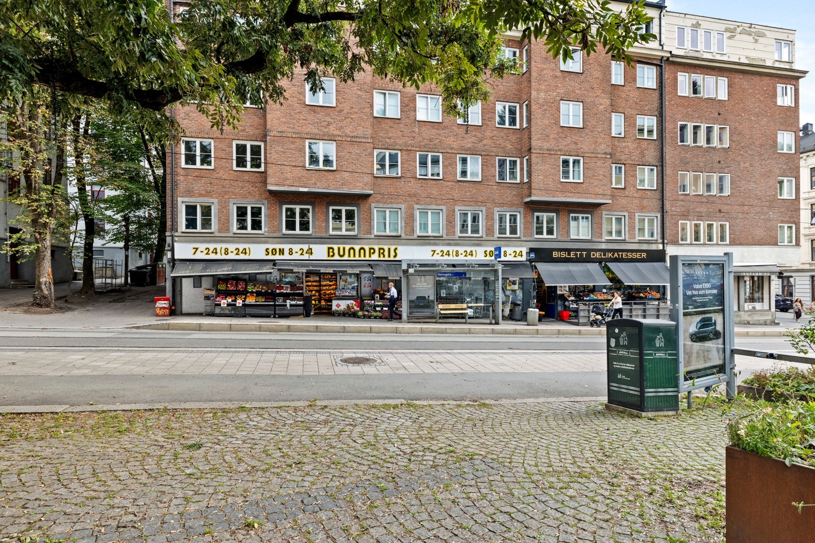 I nærområdet finner du et bredt utvalg av dagligvarebutikker, med Bunnpris og Joker som er søndagsåpen, samt Coop Extra og Kiwi kun få minutters gange unna. Galleribilde