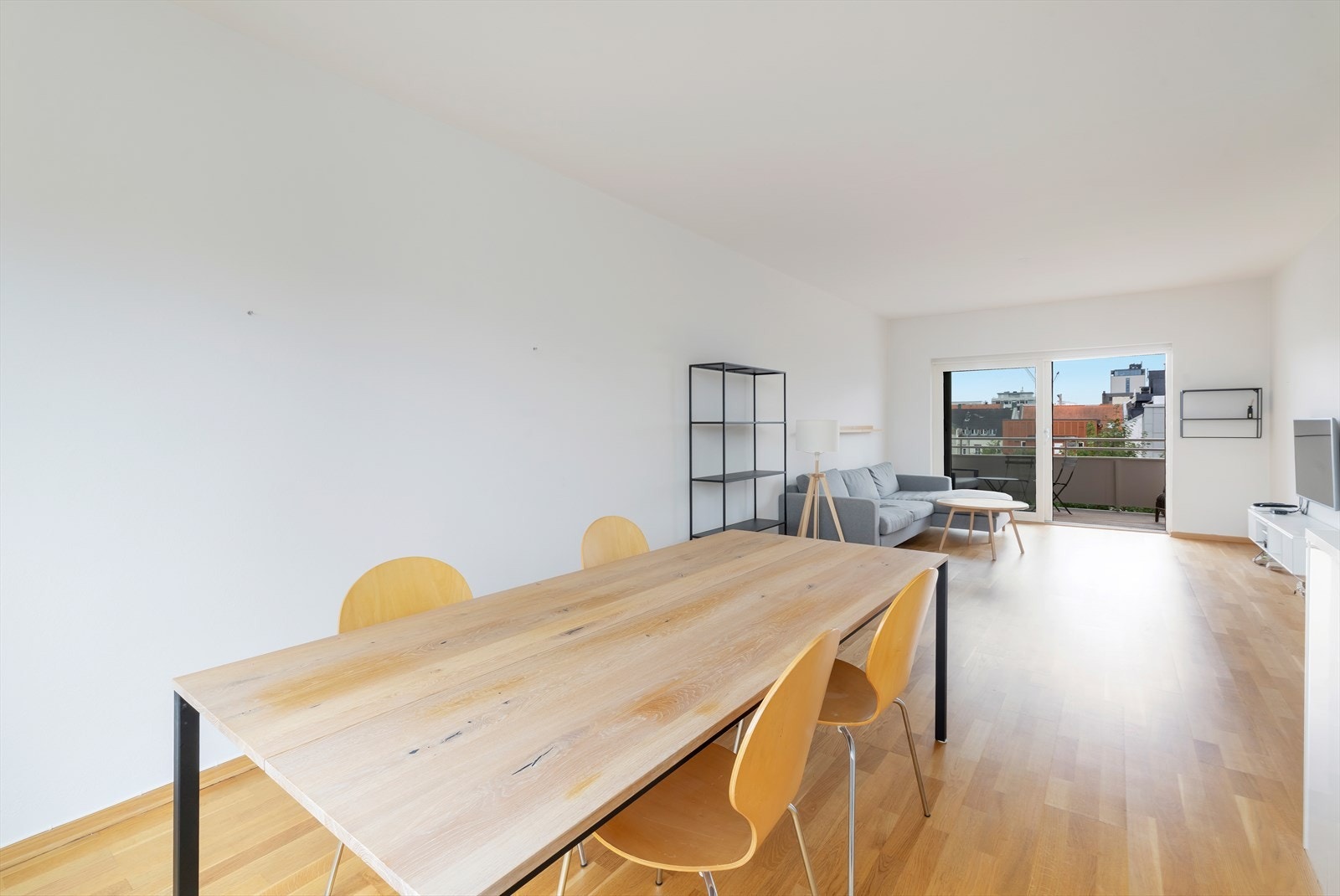 Stuen er enkel å innrede med god plass til sofa- og sittegruppe. Fra stuen er det utgang til skjermet balkong som vender mot bakgård. Gode solforhold! Galleribilde