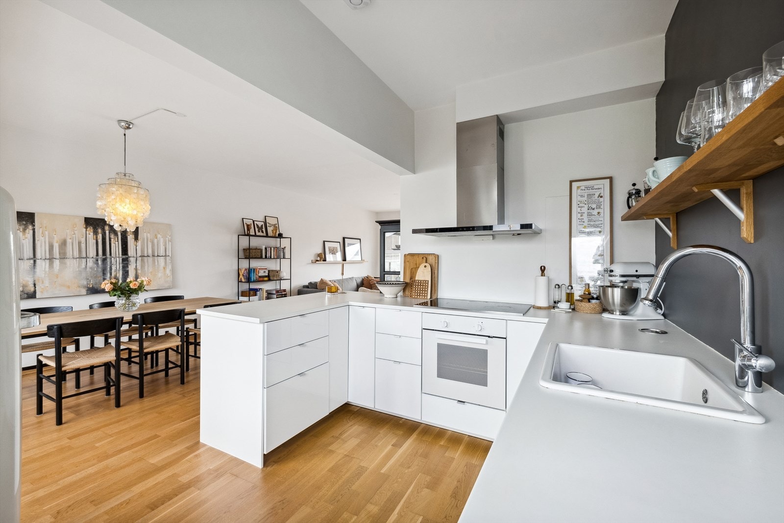 Kjøkkenet har integrerte hvitevarer, godt med oppbevaring-/ benkeplass og er naturlig plassert i rommet. På kjøkkenet er det opplegg for vaskemaskin. Galleribilde