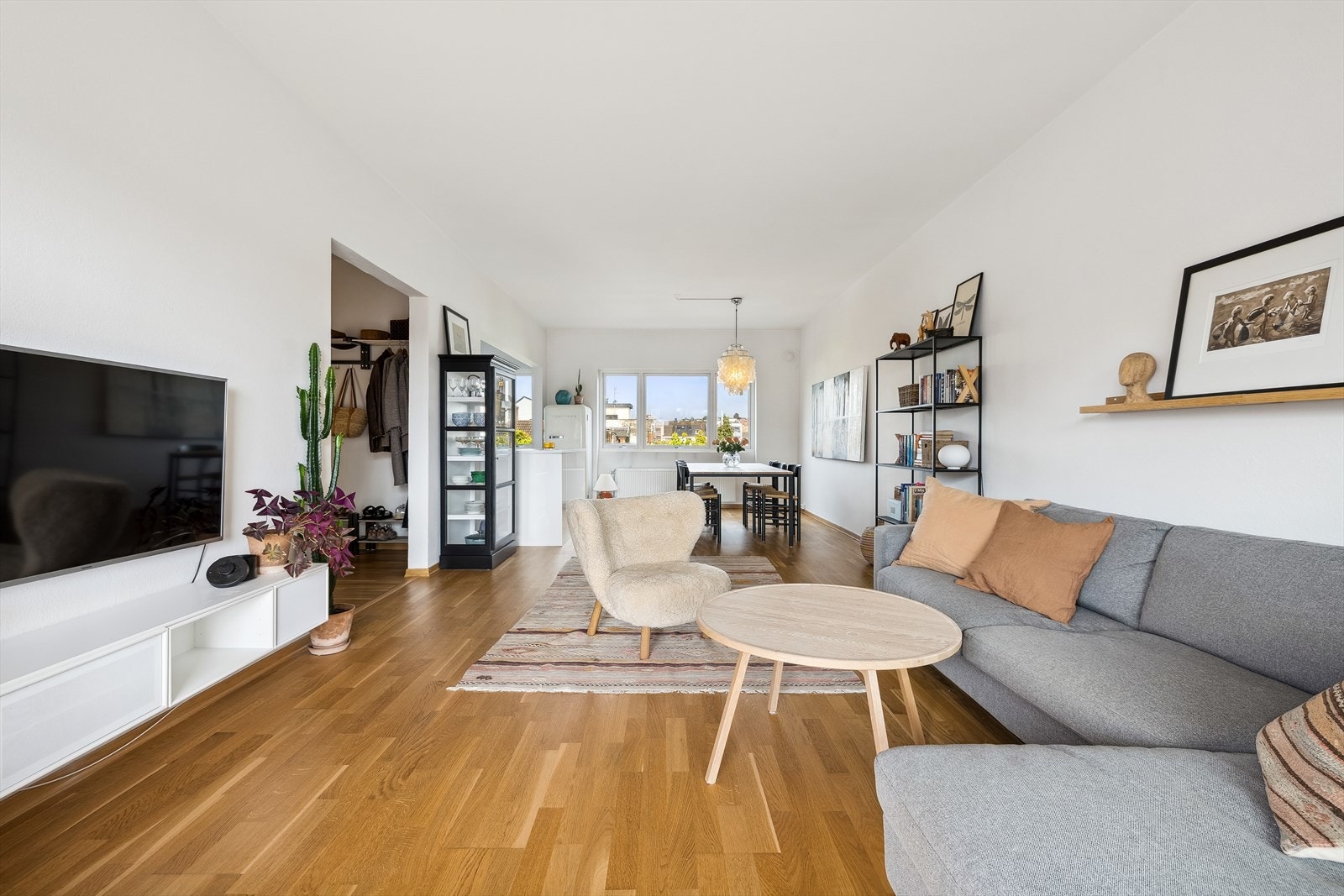 Deler av bildene (de som er fult møblert) er selgers egne bilder brukt i materiell i forbindelse med utleie annonse. Bildene hvor det er mindre møblement er slik leiligheten står idag. Galleribilde