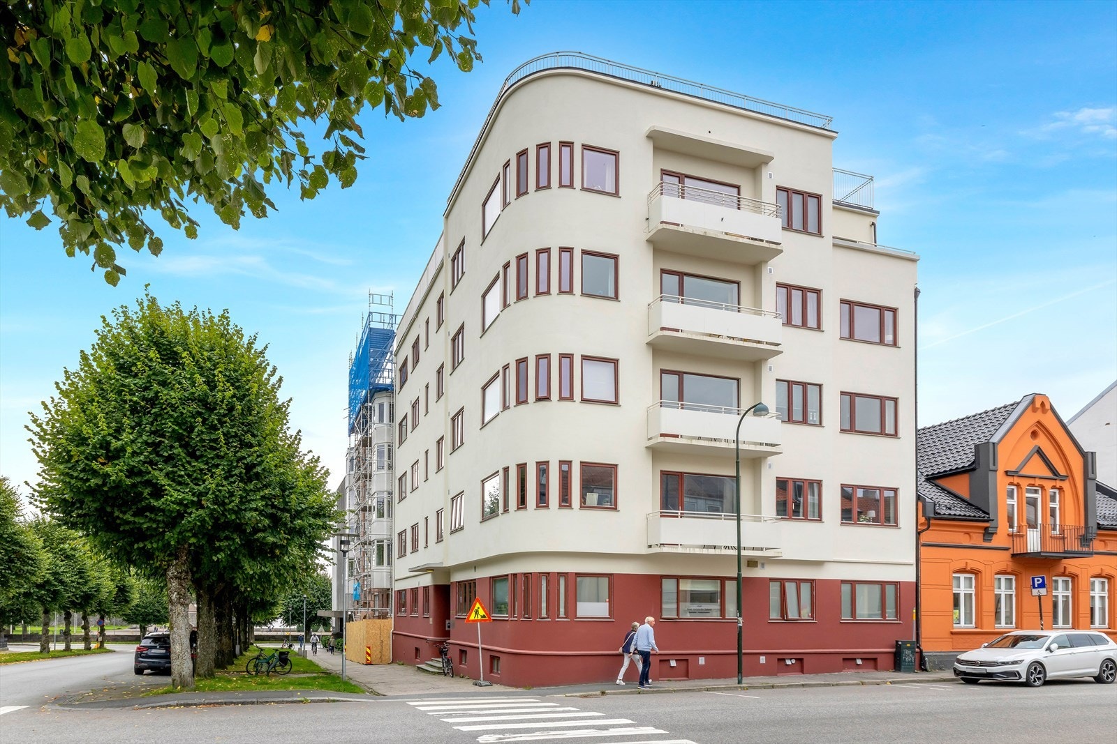 Leiligheten ligger i det flotte murbygget, tegnet av Thilo Schoder, på hjørnet av Kongensgate og Festningsgata. Fra byggets inngangsparti er det ca. 50 meter til Tresse og Festningen. Galleribilde