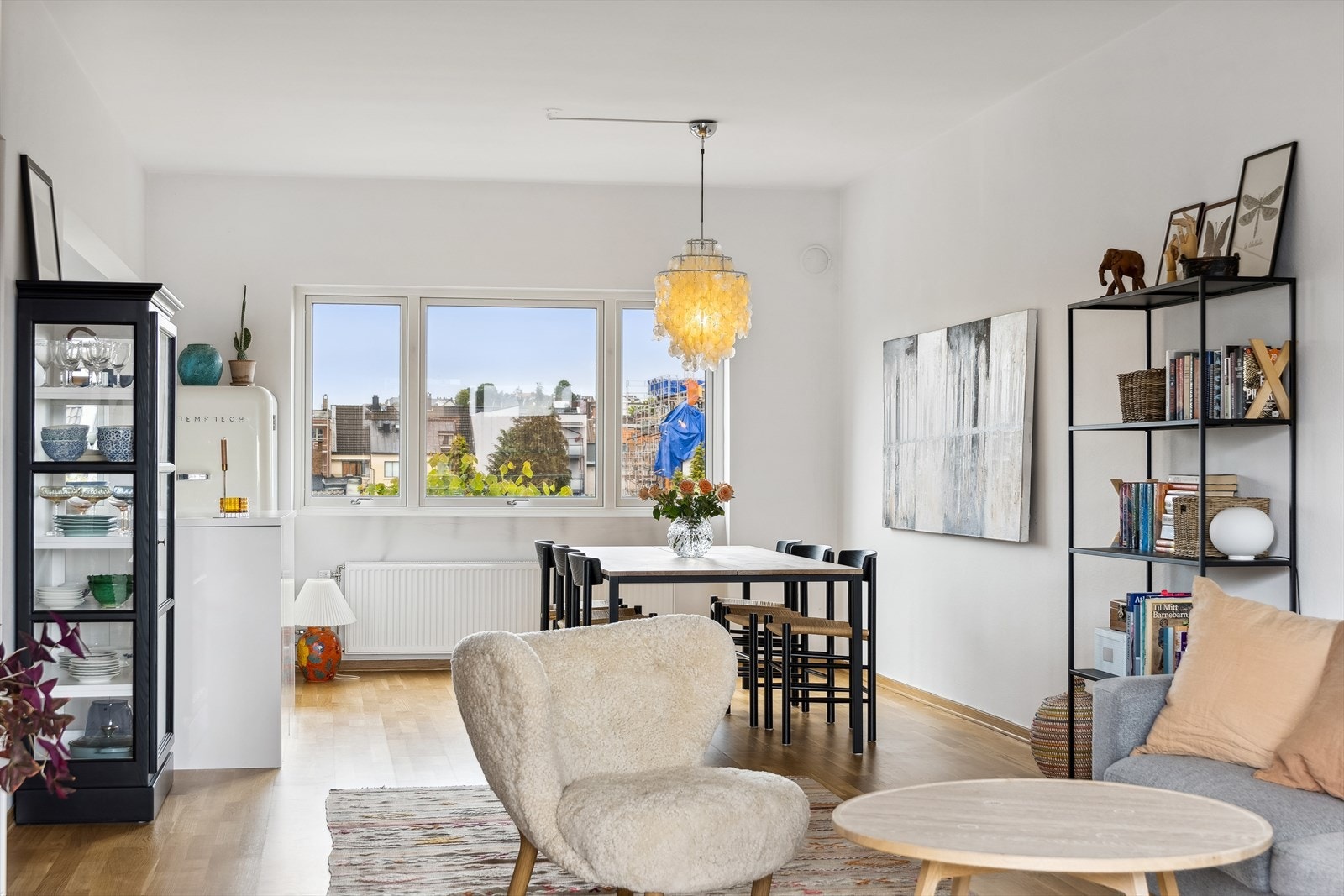 Oppvarming via vannbåren varme i radiatorer og forbruk varmtvann er inkl. i felleskostnader. Galleribilde