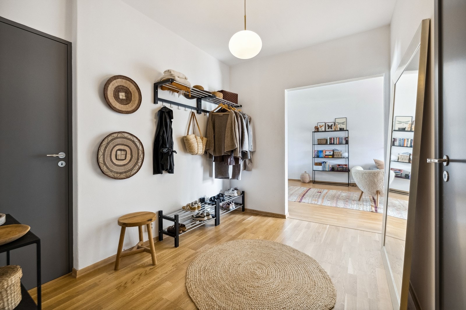 Via heis, eller trappeoppgang er det adkomst til leilighetens etasje. I gangen er det god plass til garderobeløsning. Fra gangen er det inngang til leilighetens øvrige rom. Galleribilde