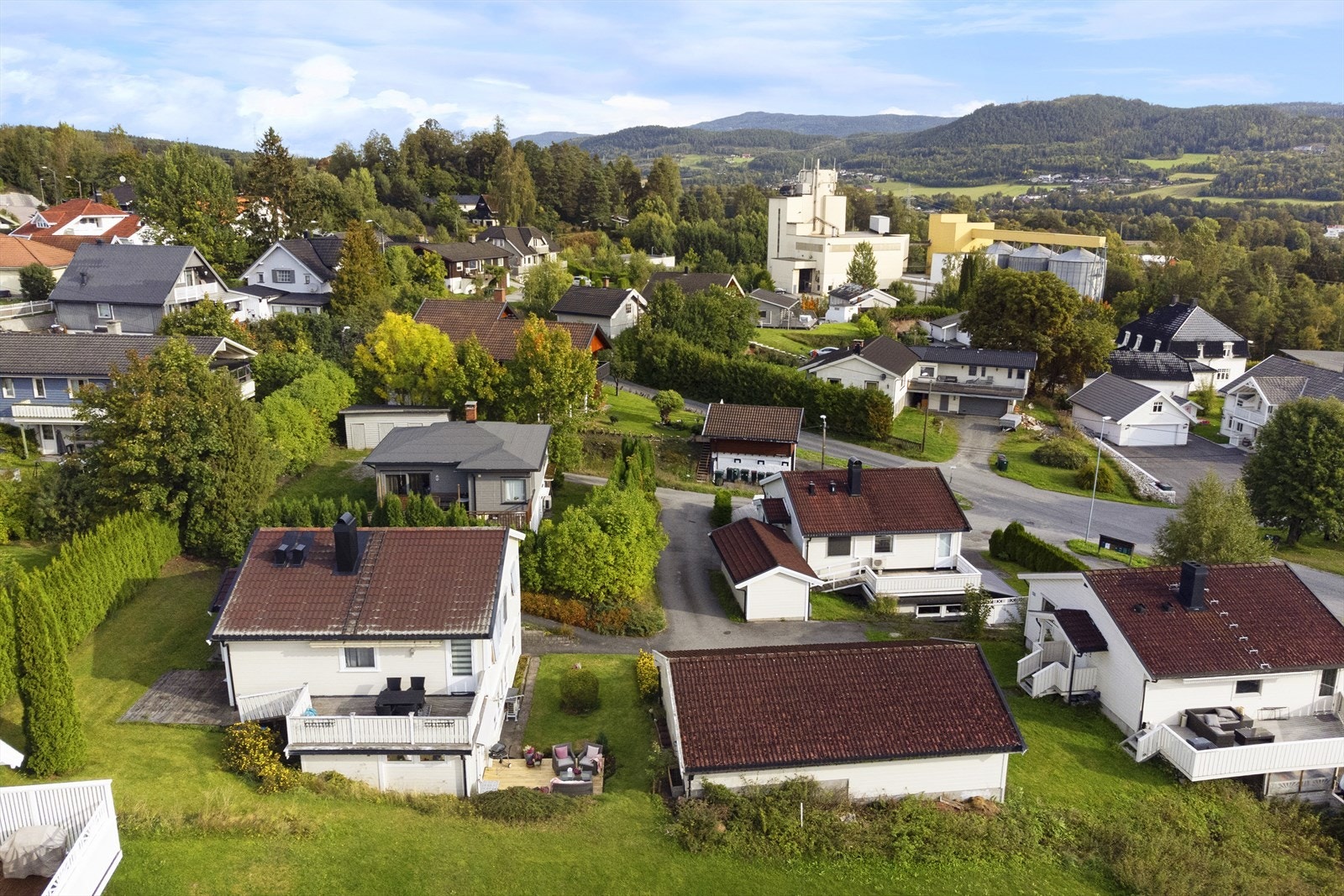 Her bor du i et trygt og rolig boligområde i landlige omgivelser - samtidig som alle nødvendige fasiliteter er lett tilgjengelig. Galleribilde