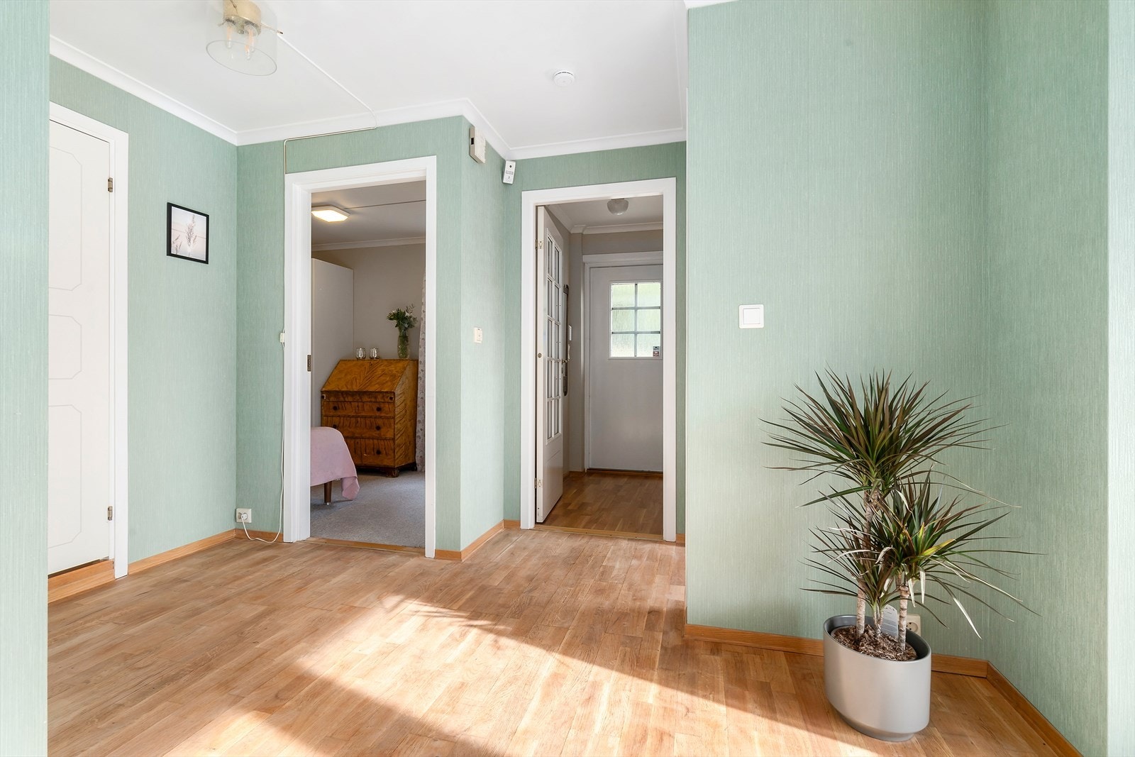 Mellomgangen binder rommene sammen og skaper en god flyt til boligen. Galleribilde