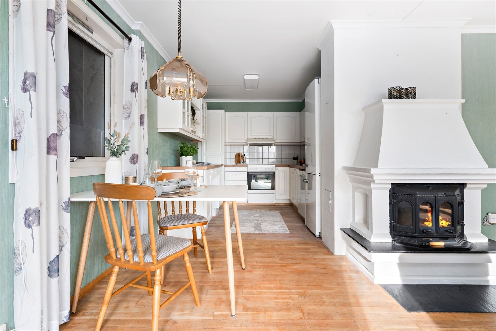 I nærhet til kjøkkenet er det mulighet for en liten spiseplass. Galleribilde