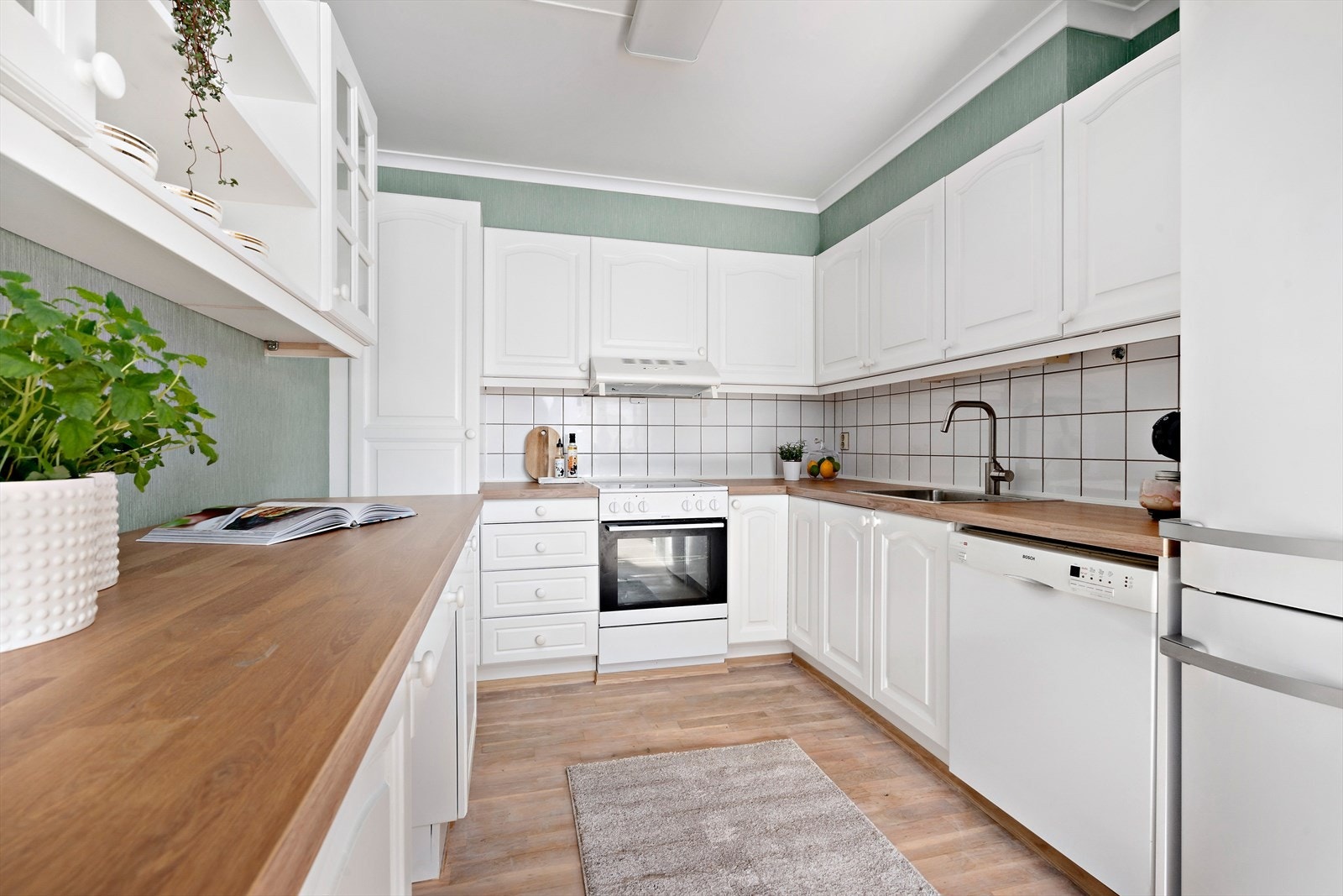 Innredningen har avsatt plass til hvitevarer og godt med oppbevaring. Galleribilde