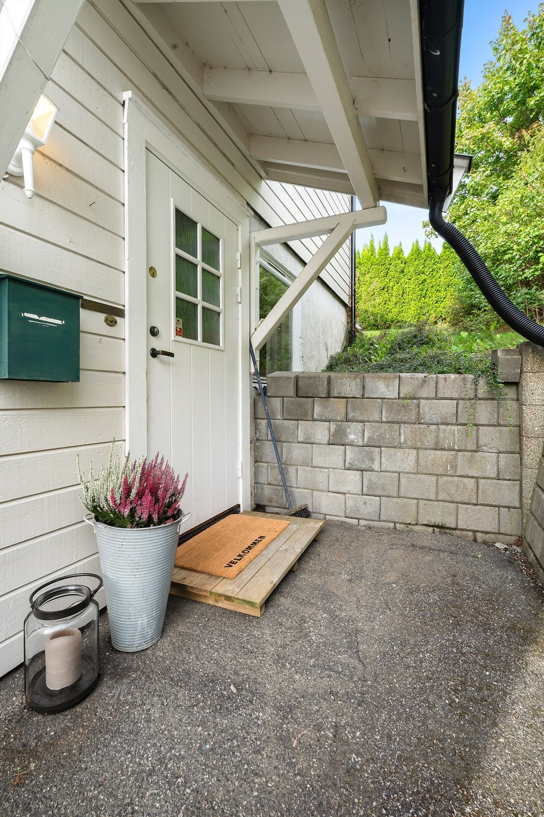 Et overbygd inngangsparti ønsker deg velkommen hjem! Galleribilde