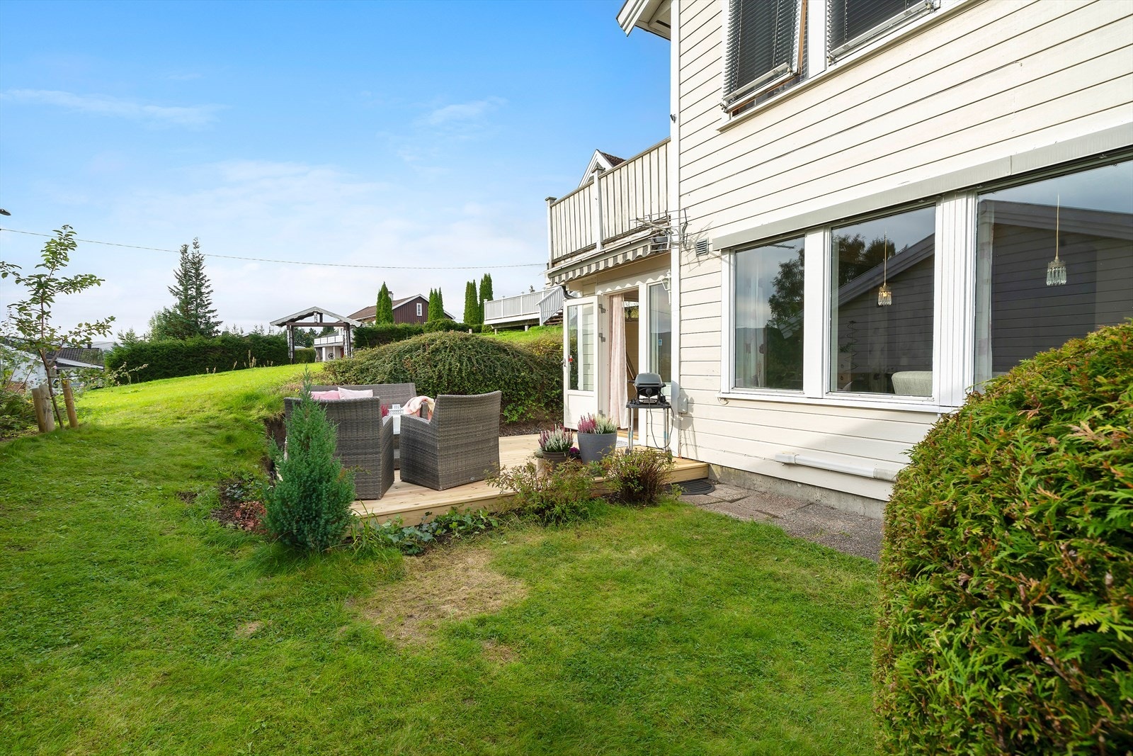 Koselig tomt som er opparbeidet med fine uteplasser, forøvrig gressplen og beplantning. Galleribilde