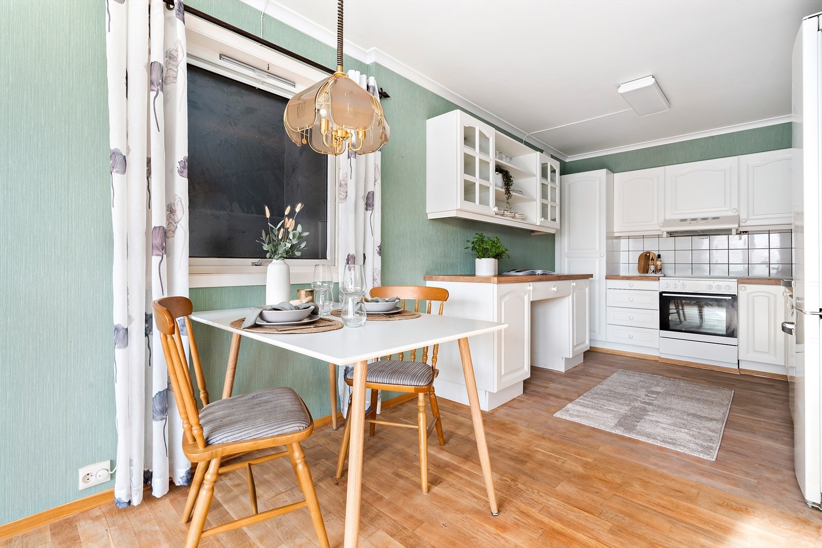 Kjøkkenet har en klassisk innredning med profilerte fronter og laminat benkeplate. Galleribilde