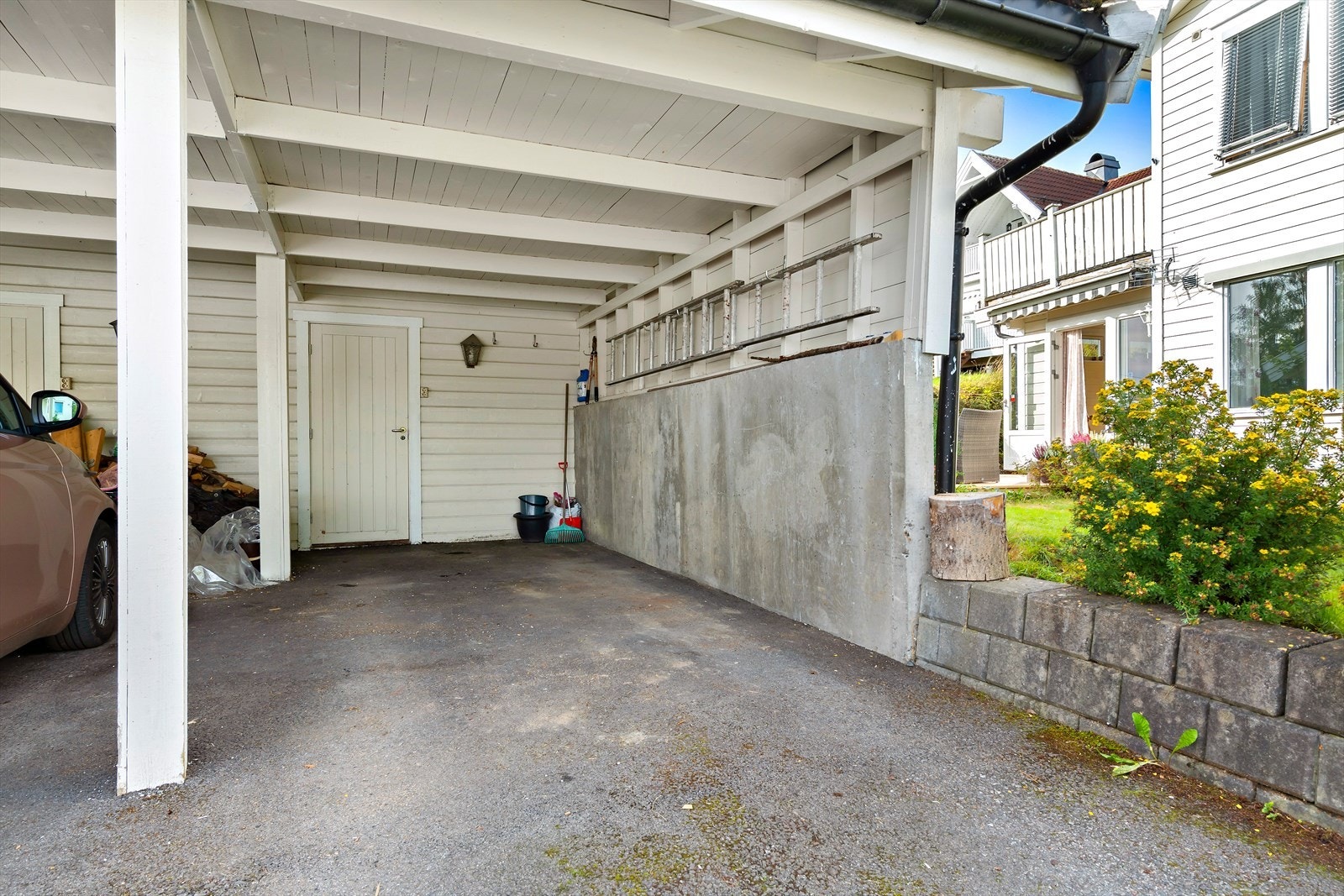 I tillegg disponerer boligen en plass i felles carport med en praktisk bod i bakkant. Galleribilde