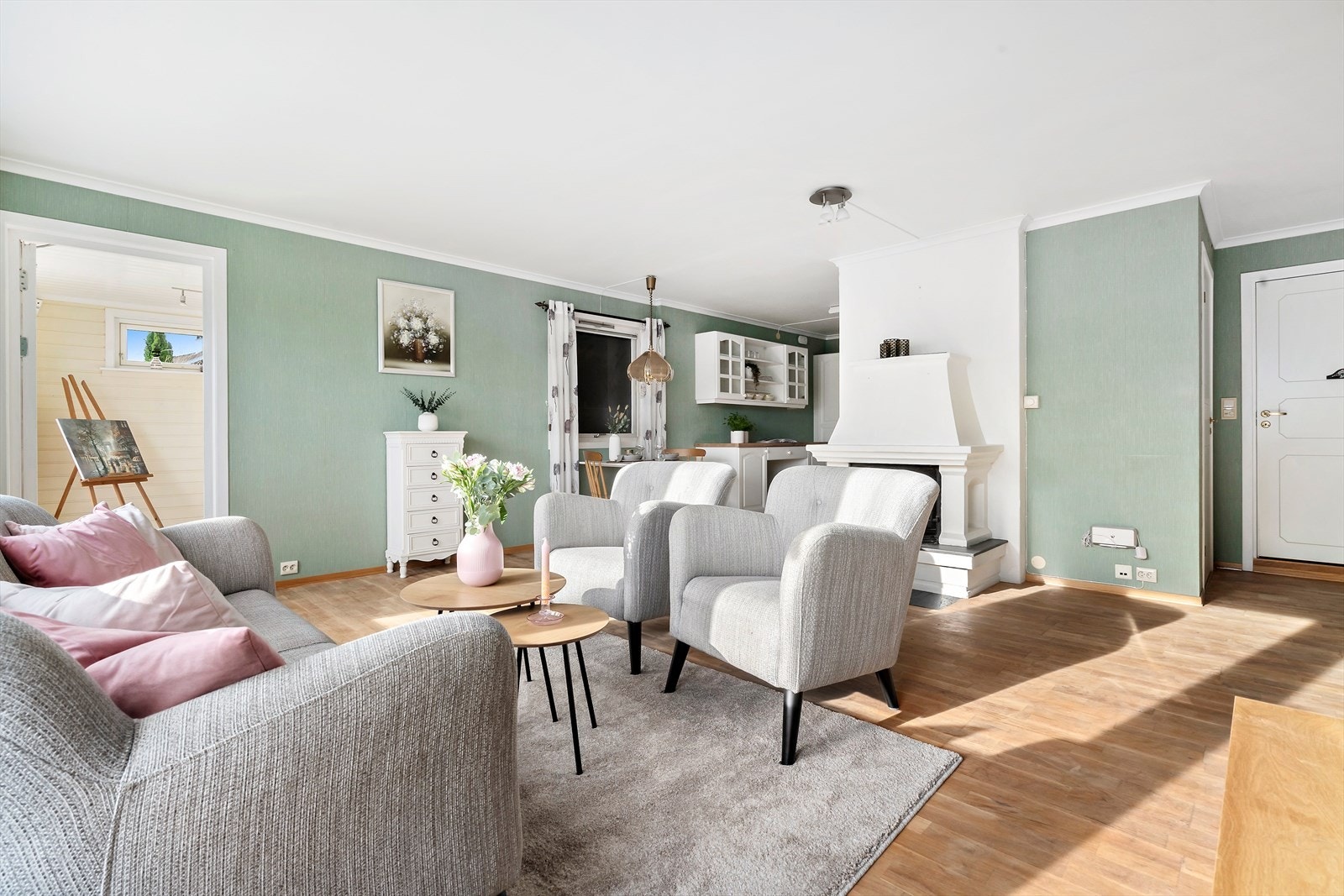 Stuen er malt i en frisk grønntone og gir rom for en koselig sittegruppe. Galleribilde