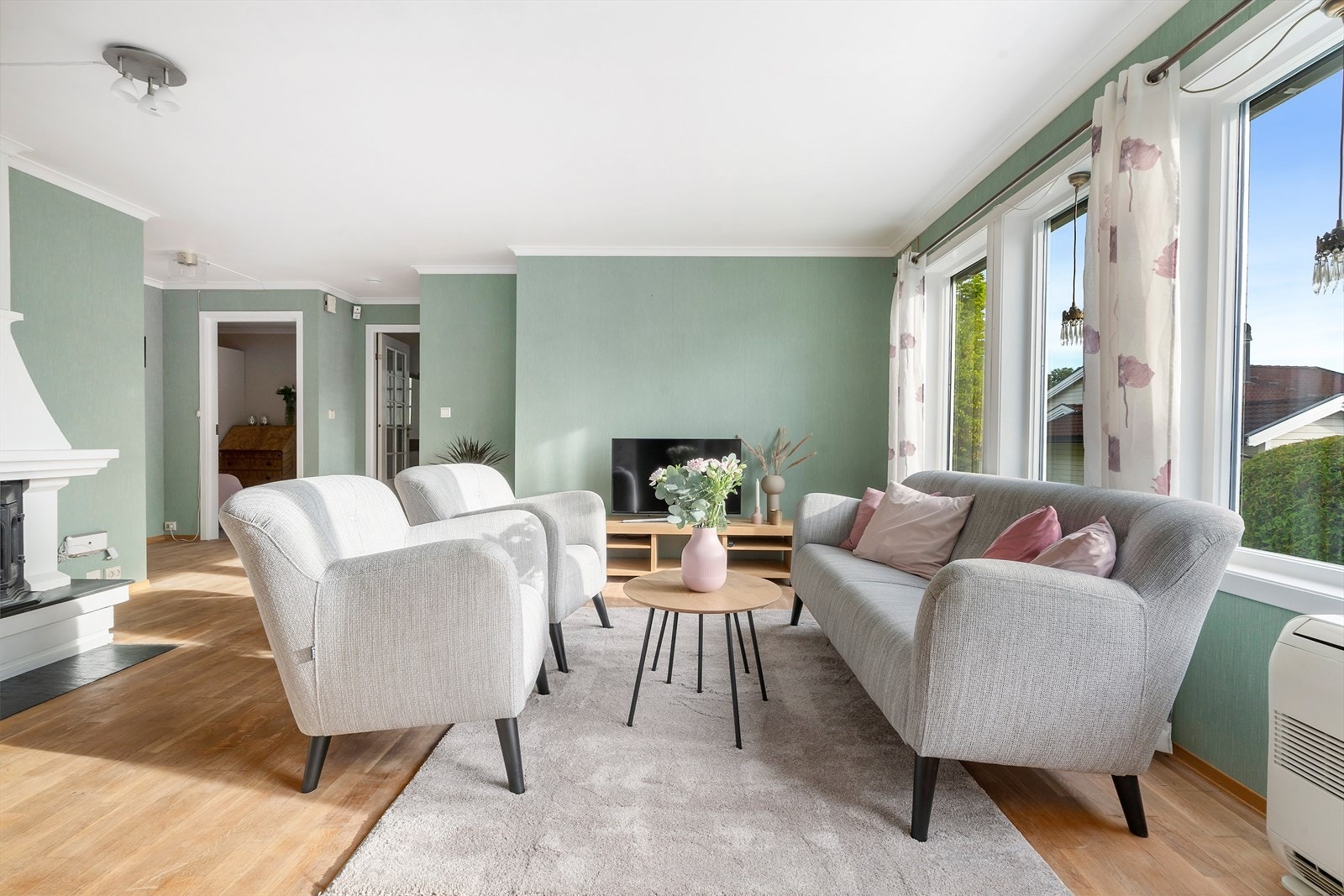 Innvendig består gulvene av parkett, laminat og teppe. Veggene er kledd med tapet og trepanel, mens takene har malte plater og trepanel. Galleribilde