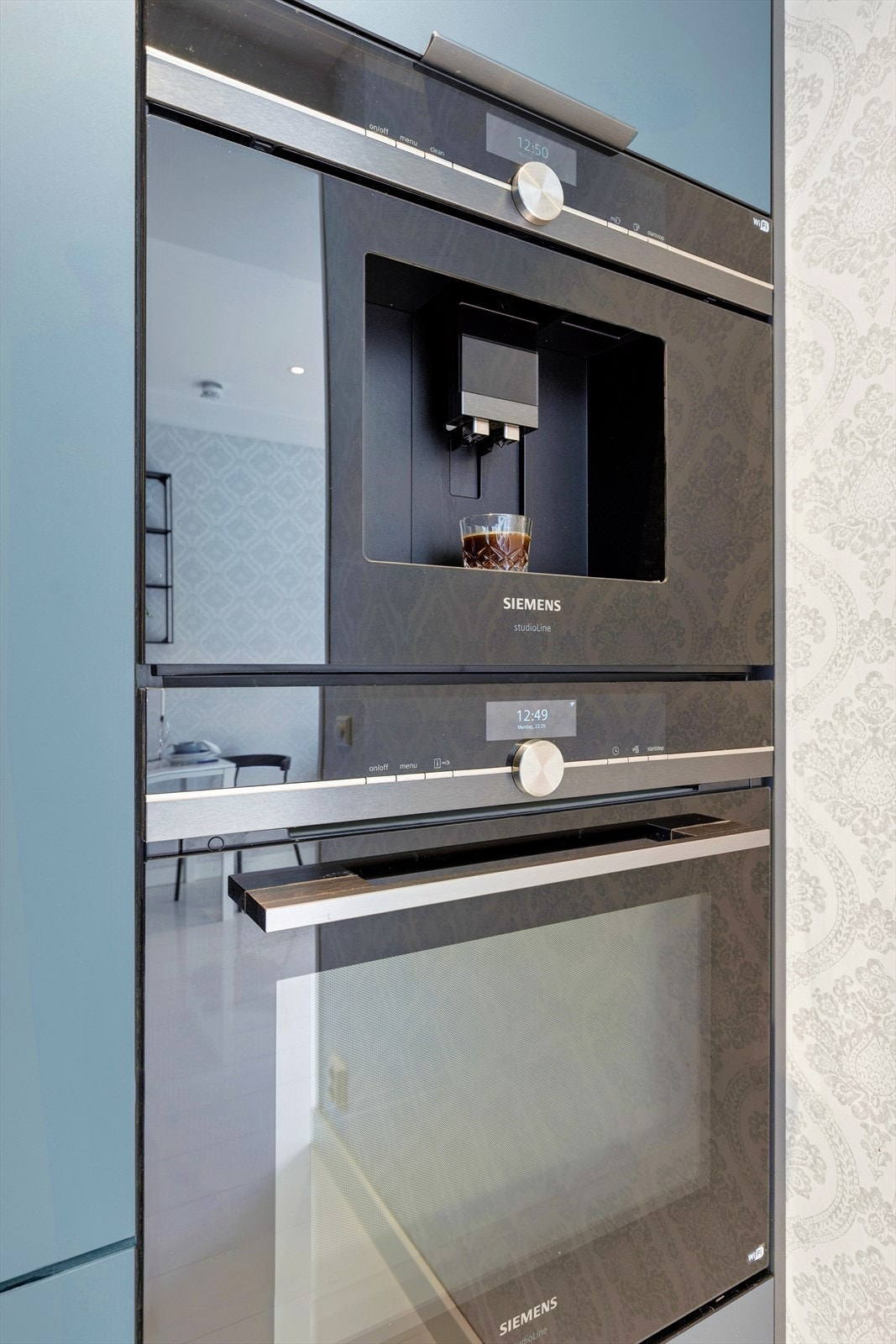 De integrerte hvitevarene er både praktiske og stilrene for å gi leiligheten en gjennomgående moderne følelse. Galleribilde