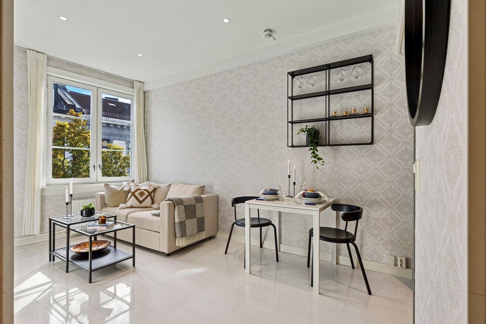 Praktisk planløsning gjør at boligen føles luftig og lys ut, med gjennomgående moderne og lekre trekk. Galleribilde