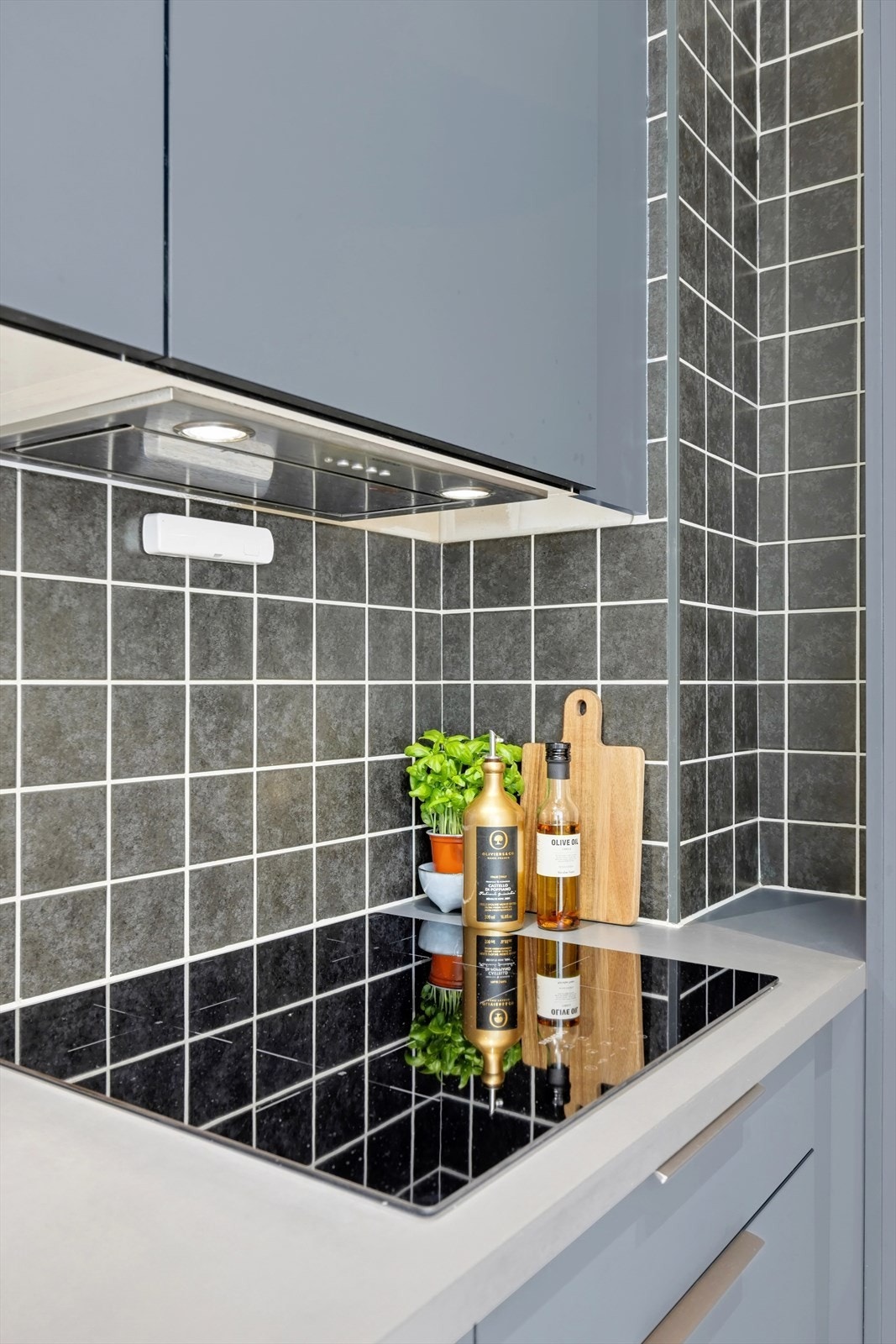 Kjøkkenet er utstyrt med ny koketopp fra 2025- de integrerte hvitevarene på kjøkkenet gir en sømløs følelse. Galleribilde