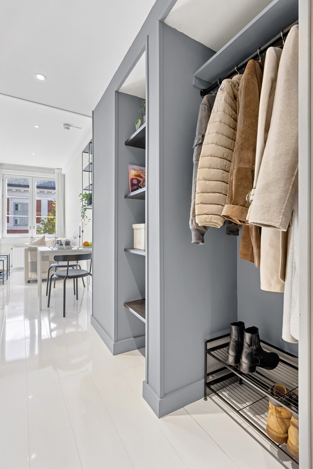 Innbydende entree med god plass for oppbevaring- det store vinduet fra stuen gjør hele leiligheten god og lys. Galleribilde