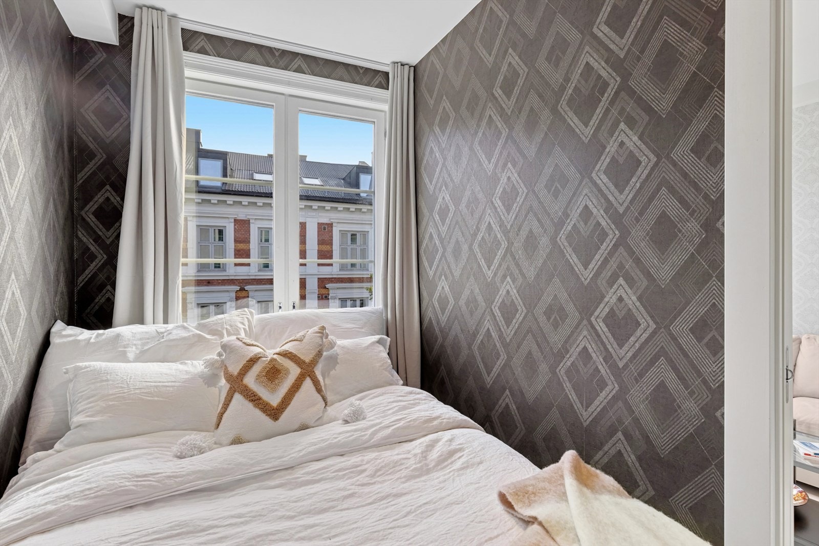 Soverommet har plass til en god seng. Det gode vinduet skaper en hyggelig atmosfære å våkne til. Galleribilde