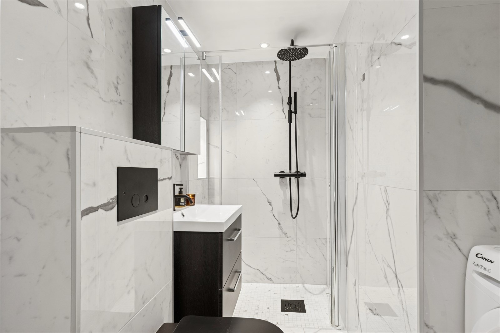 Badet er moderne med vakre fliser og lyse trekk som virkelig åpner opp rommet. Galleribilde