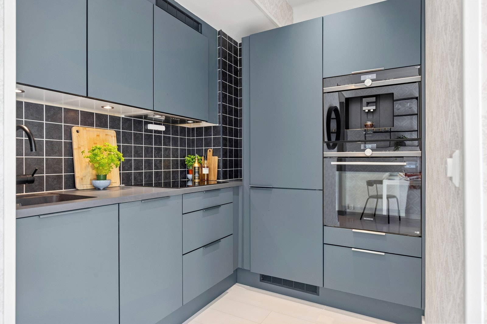 Kjøkkenet er pusset opp i 2019 med slette fronter og laminat benkplate. Galleribilde