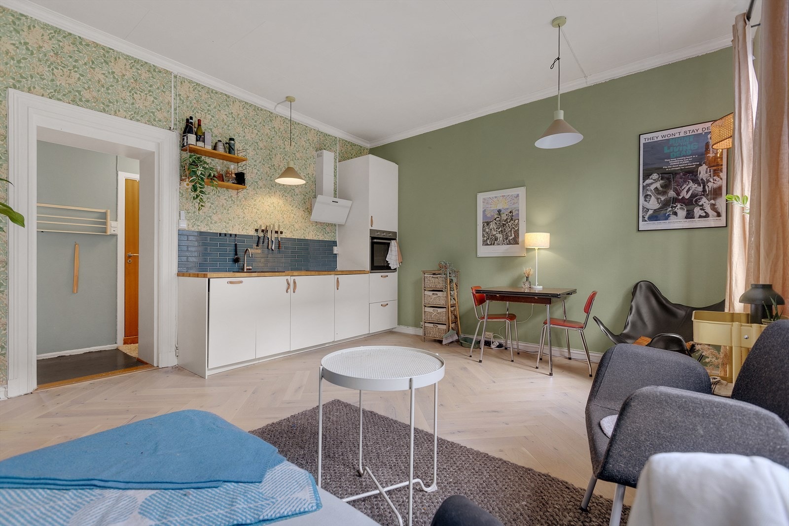 Det er plass til både sofakrok og spisestue i leiligheten Galleribilde