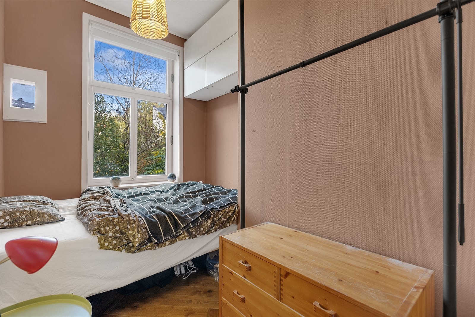 Store vinduer slipper inn rikelig med dagslys og gir en følelse av ro og åpenhet Galleribilde