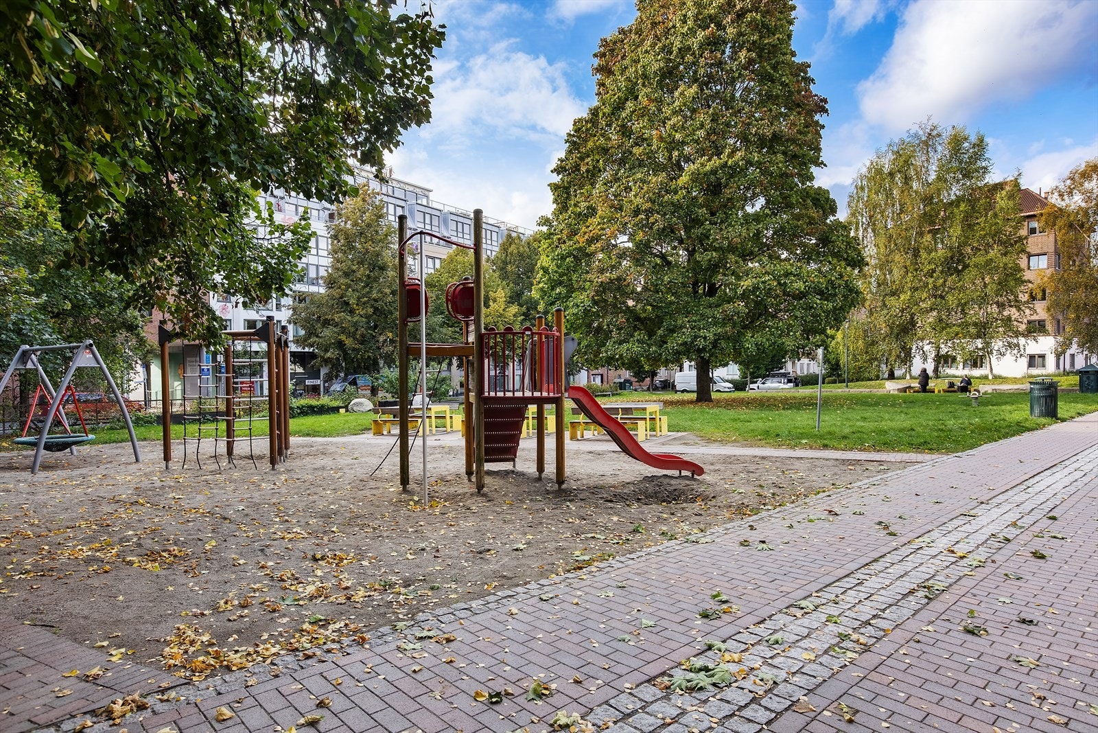 Barnevennlig lekeplass i grønne omgivelser - et perfekt nærområde for familier og småbarn Galleribilde