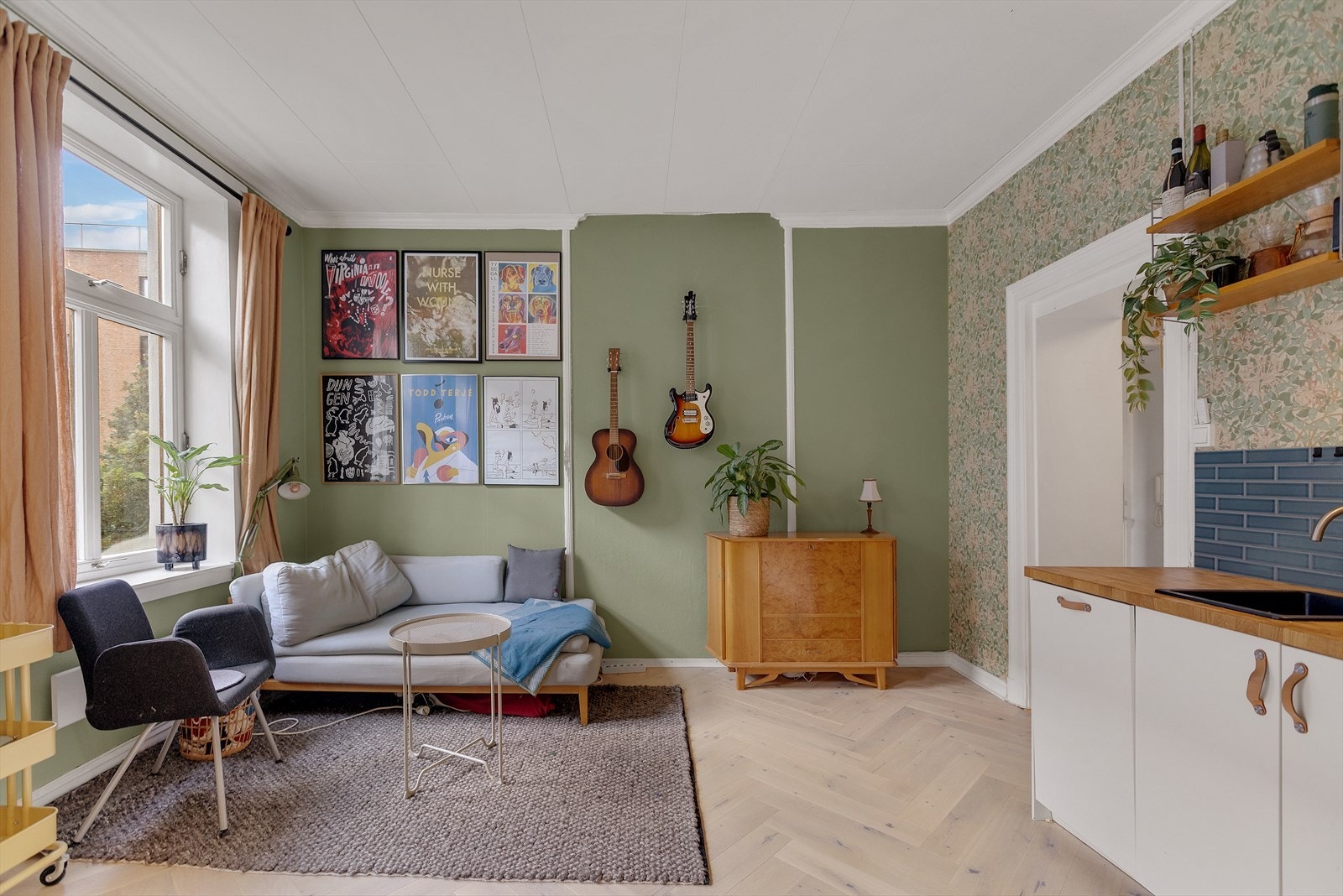 Store vindusflater slipper inn rikelig med naturlig dagslys! Galleribilde