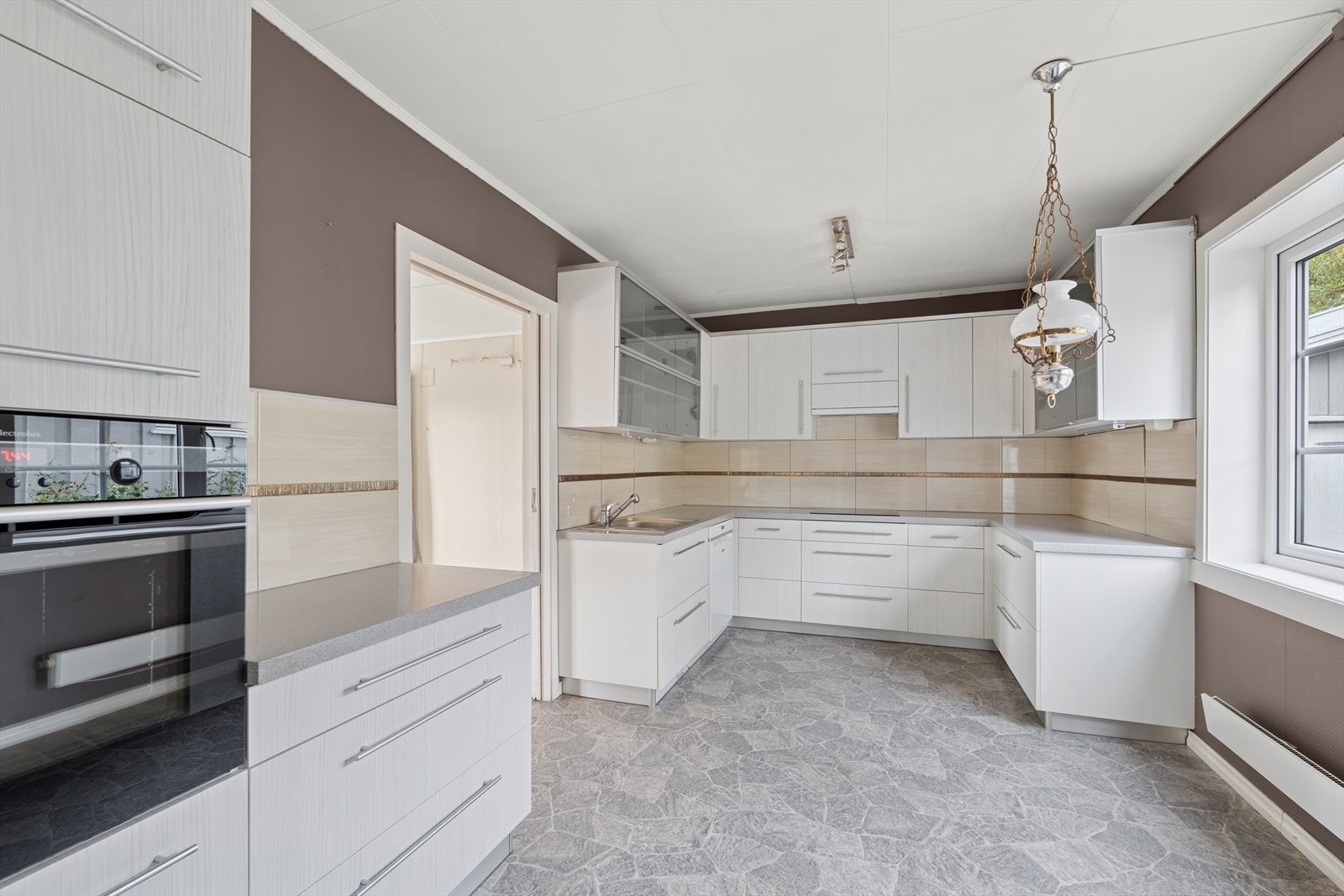 Kjøkkenet har godt med arbeids- og skap/skuffe plass. Galleribilde