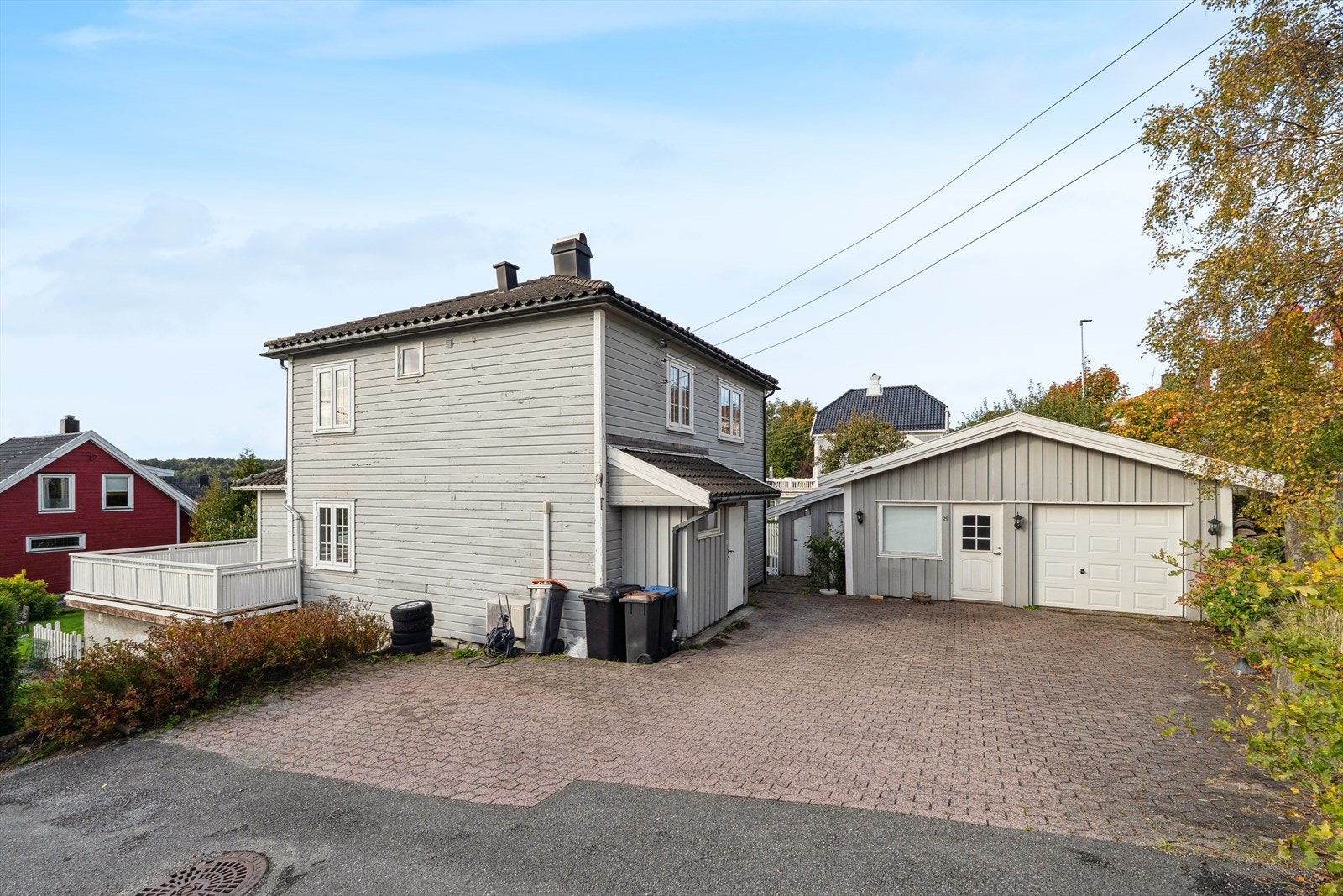 Det er oppført garasje på eiendommen, hvor det ved siden av er bod. Galleribilde