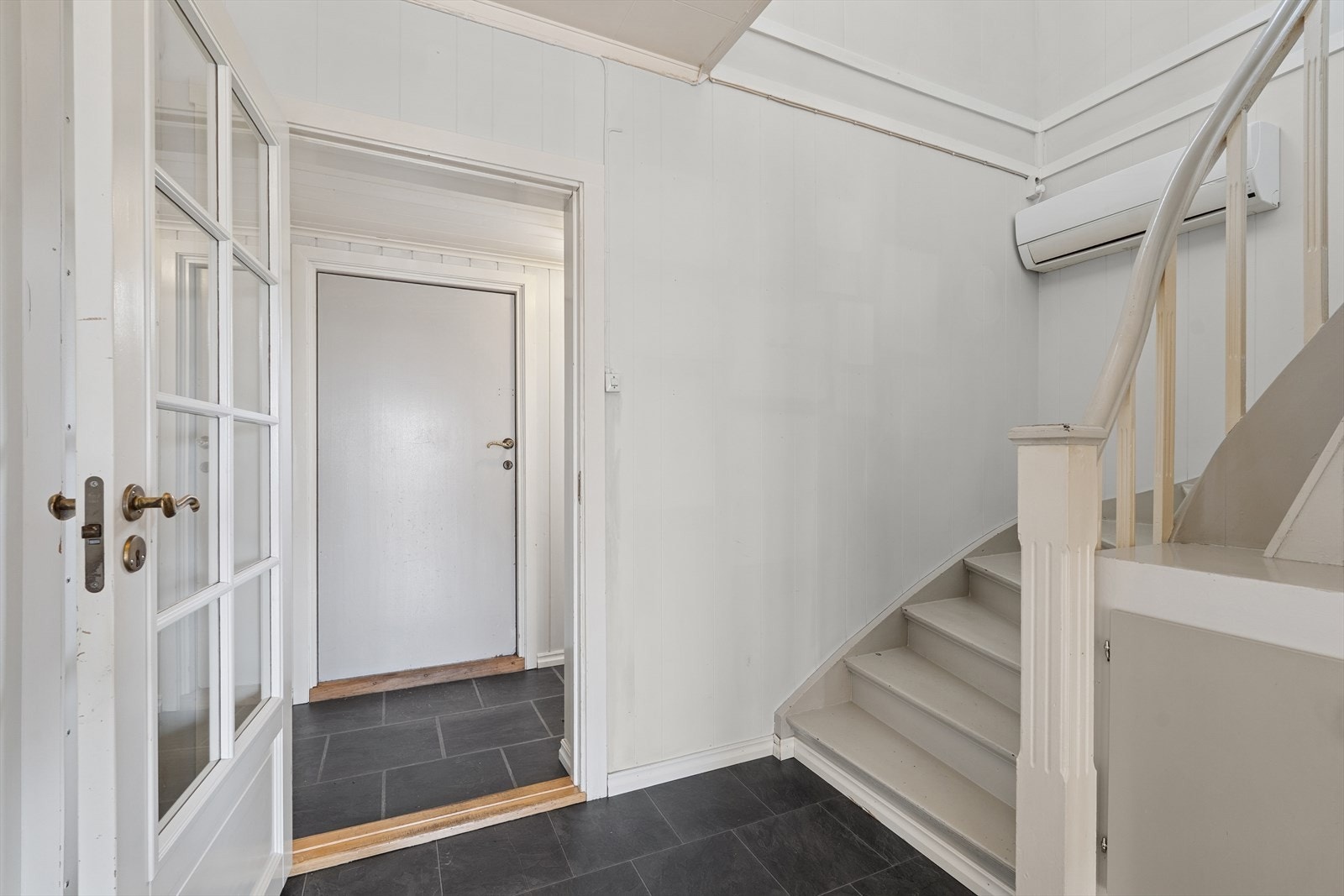 Entré med eget vindfang hvor det er god plass til å henge fra seg yttertøy og sko. Galleribilde