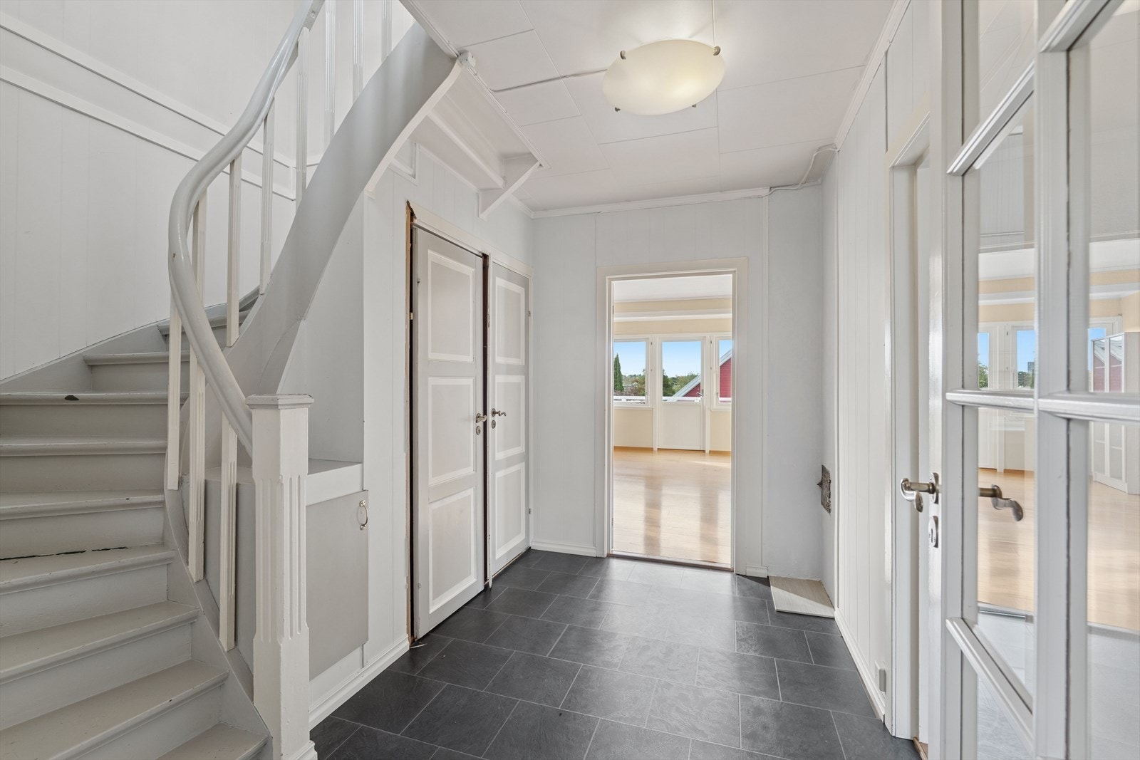 Gangen leder inn til kjøkken, stue, opp til 2.etg, ned til vaskekjeller eller inn på wc i denne etasjen. Galleribilde