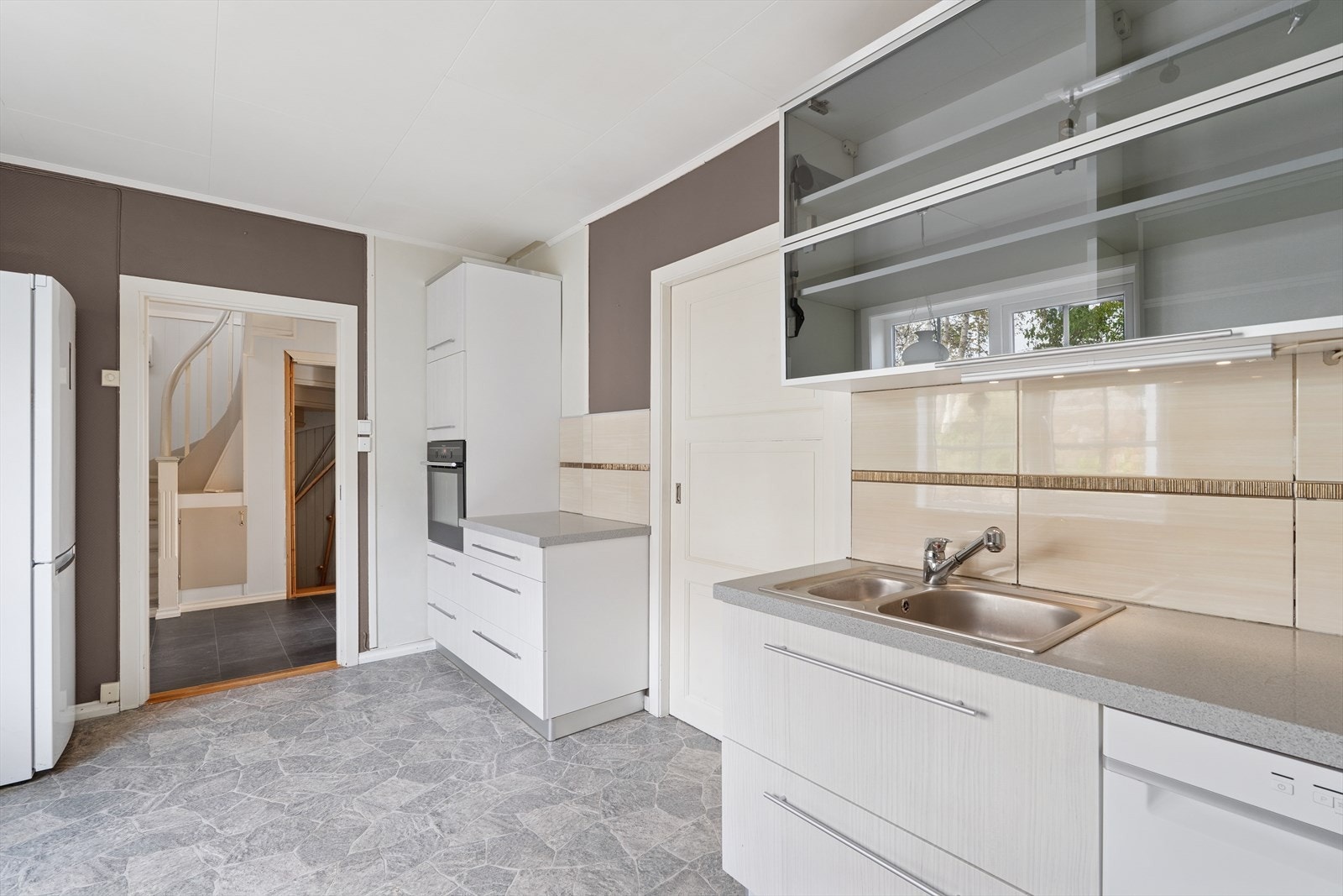 Det er gjennomgang mellom kjøkken stue og gangen. Galleribilde